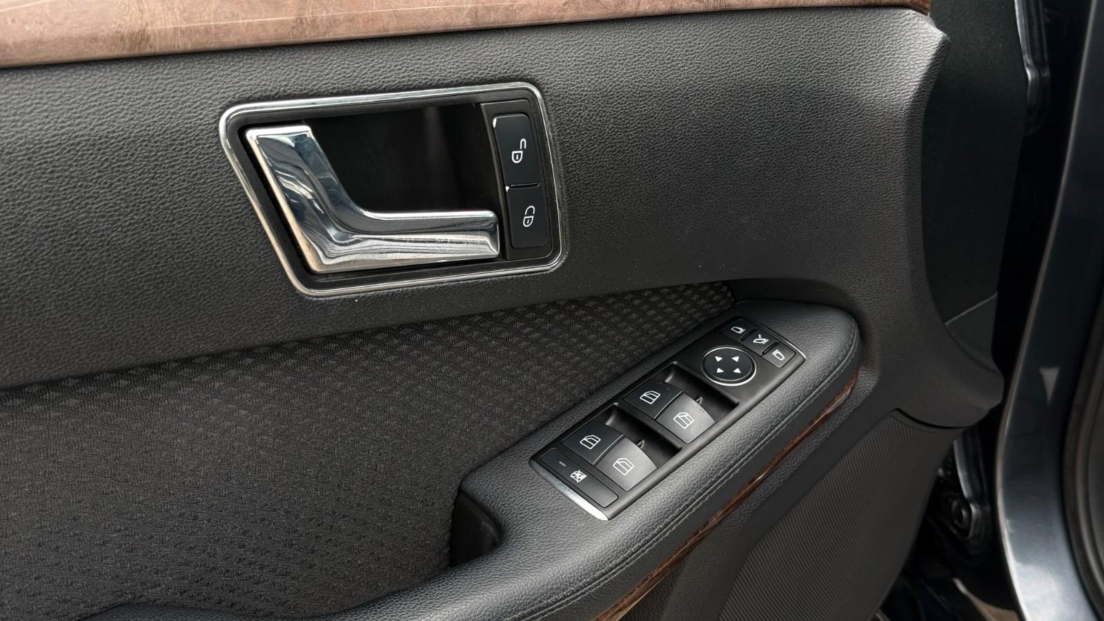 Mercedes-Benz E 220 Elegance *Automatik*AMG-Paket*Xenon*