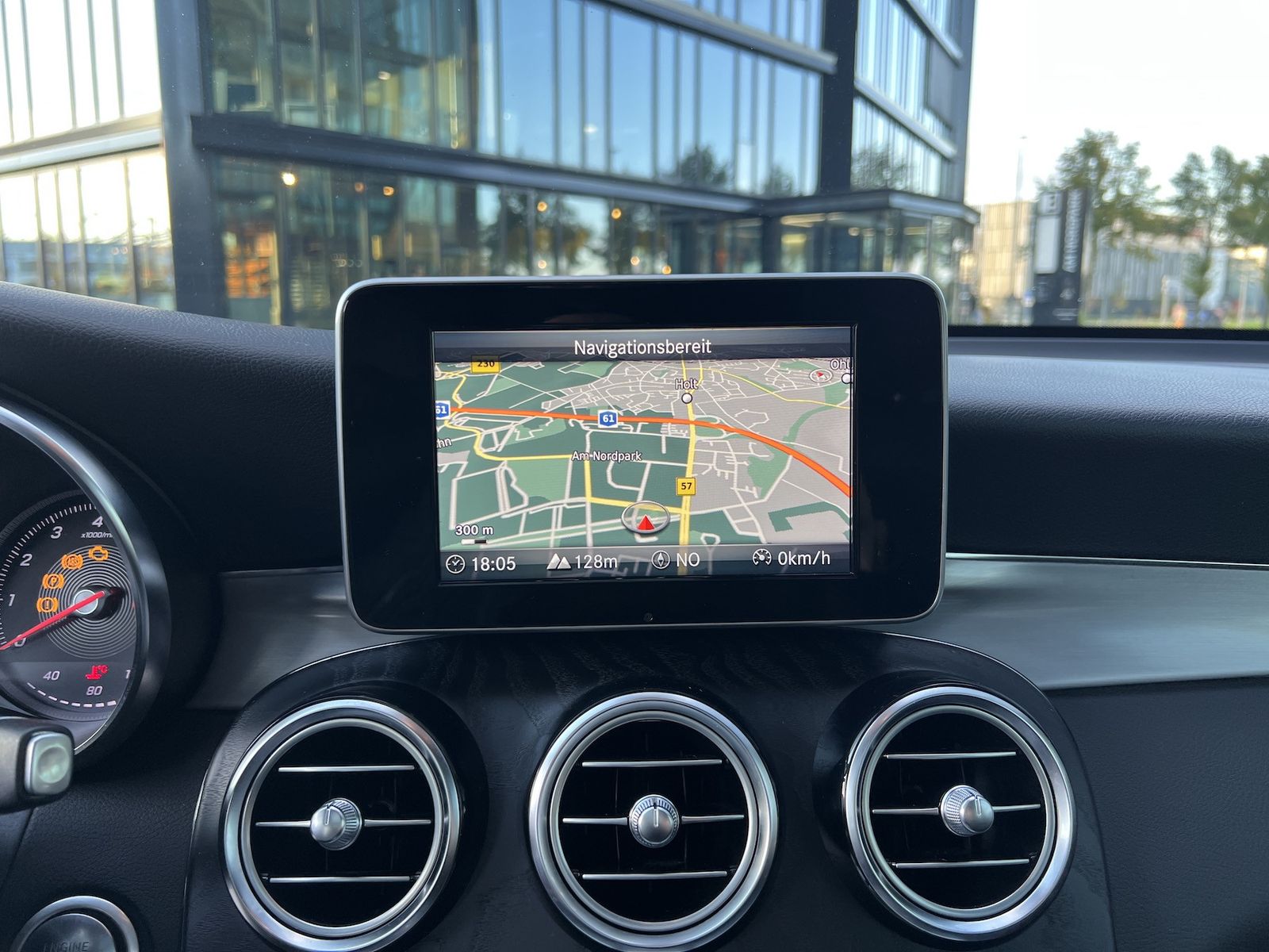 Fahrzeugabbildung Mercedes-Benz GLC 250 4Matic AMG NAVI/LED/AHK/PANO/R-KAMERA