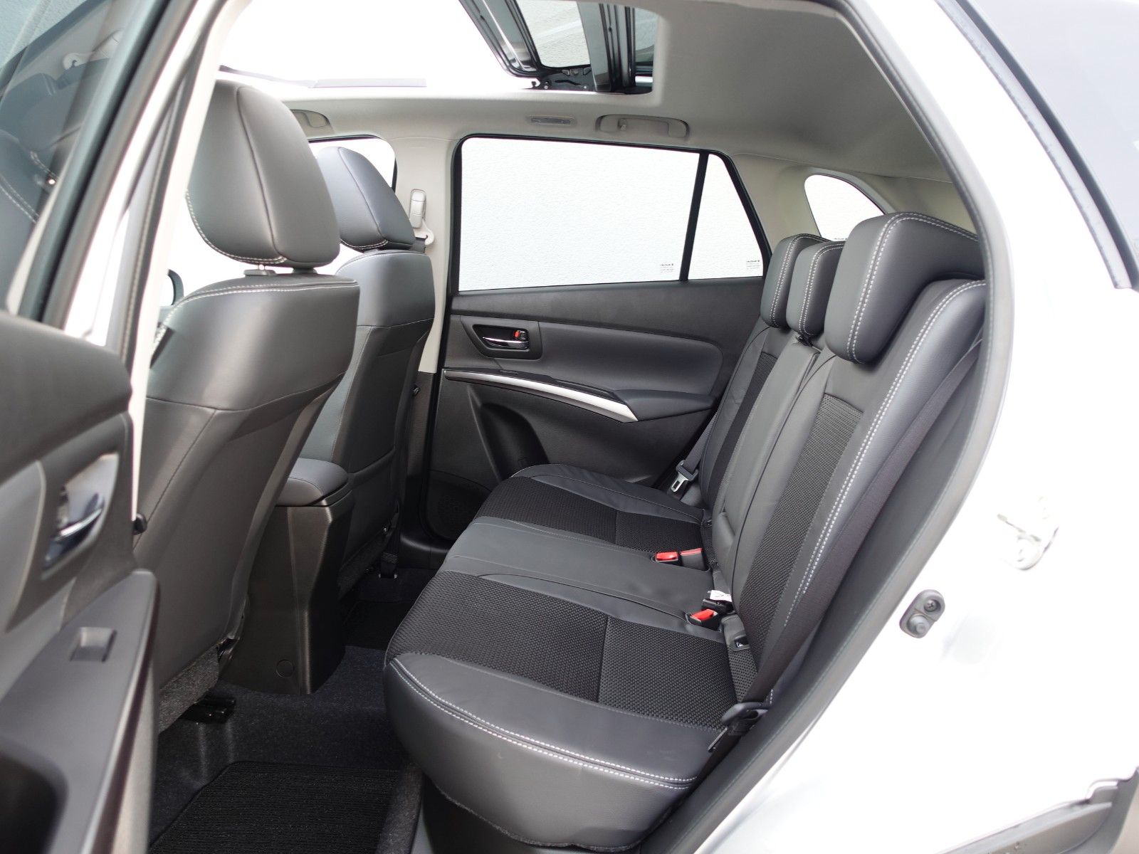 Fahrzeugabbildung Suzuki S-Cross 1.4Boosterjet Hybrid Allgrip   Navi,SH