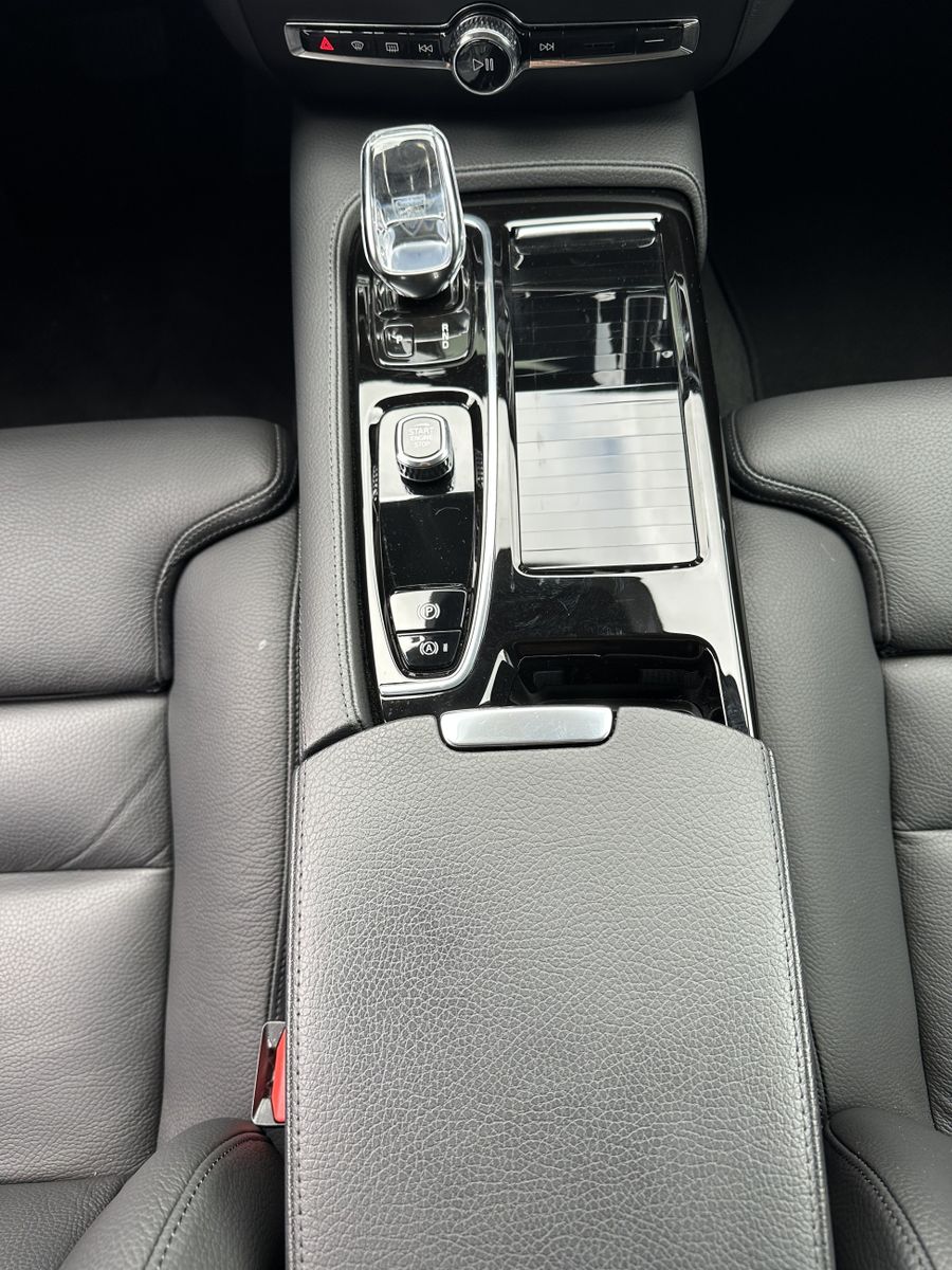 Fahrzeugabbildung Volvo V60 T6 Hybrid Plus Bright AWD NAV+LED+H&K+HUD+VC