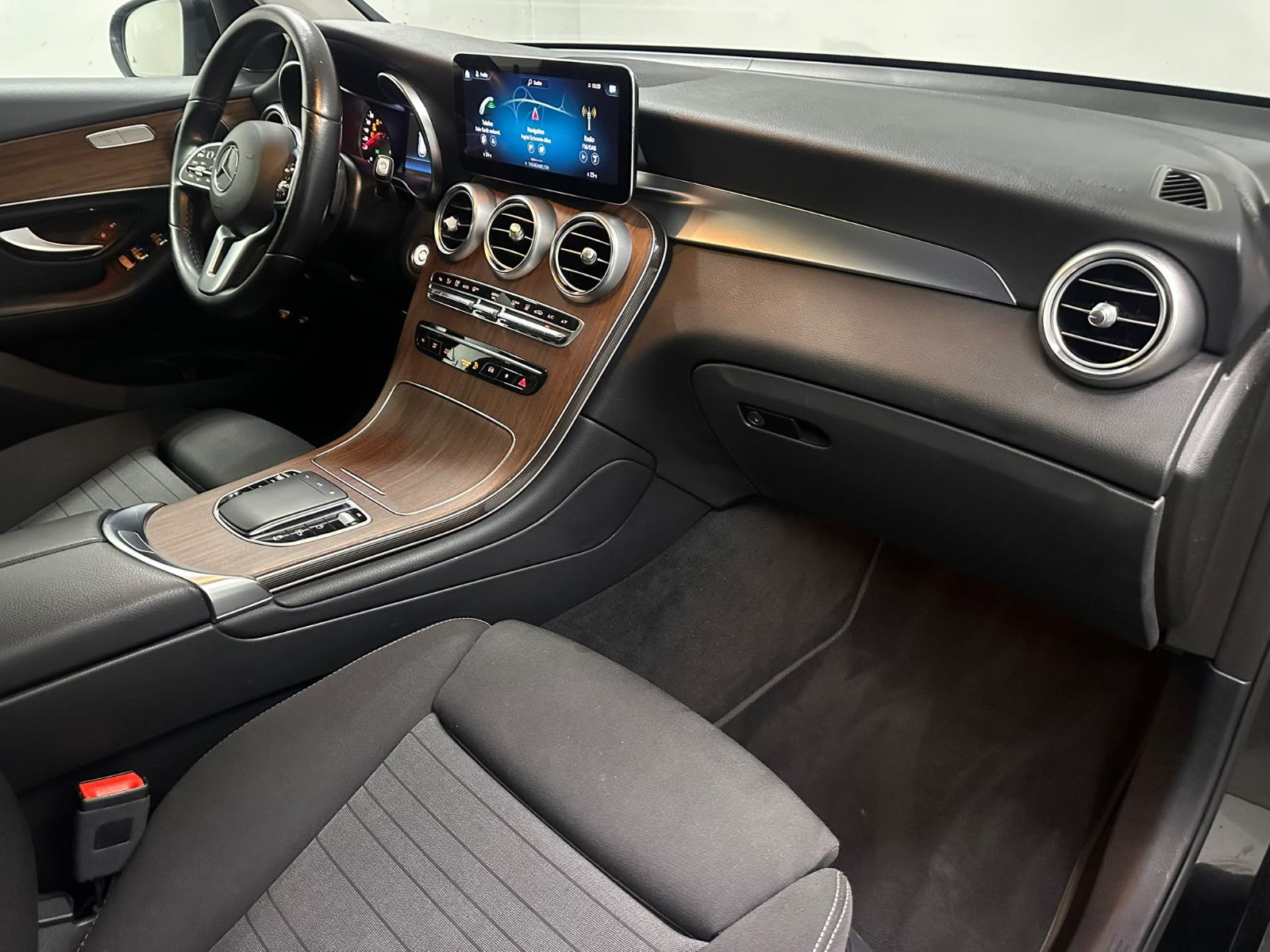 Fahrzeugabbildung Mercedes-Benz GLC 300 e 4MATIC Autom.*AHK*PANORAMA*DISTRO