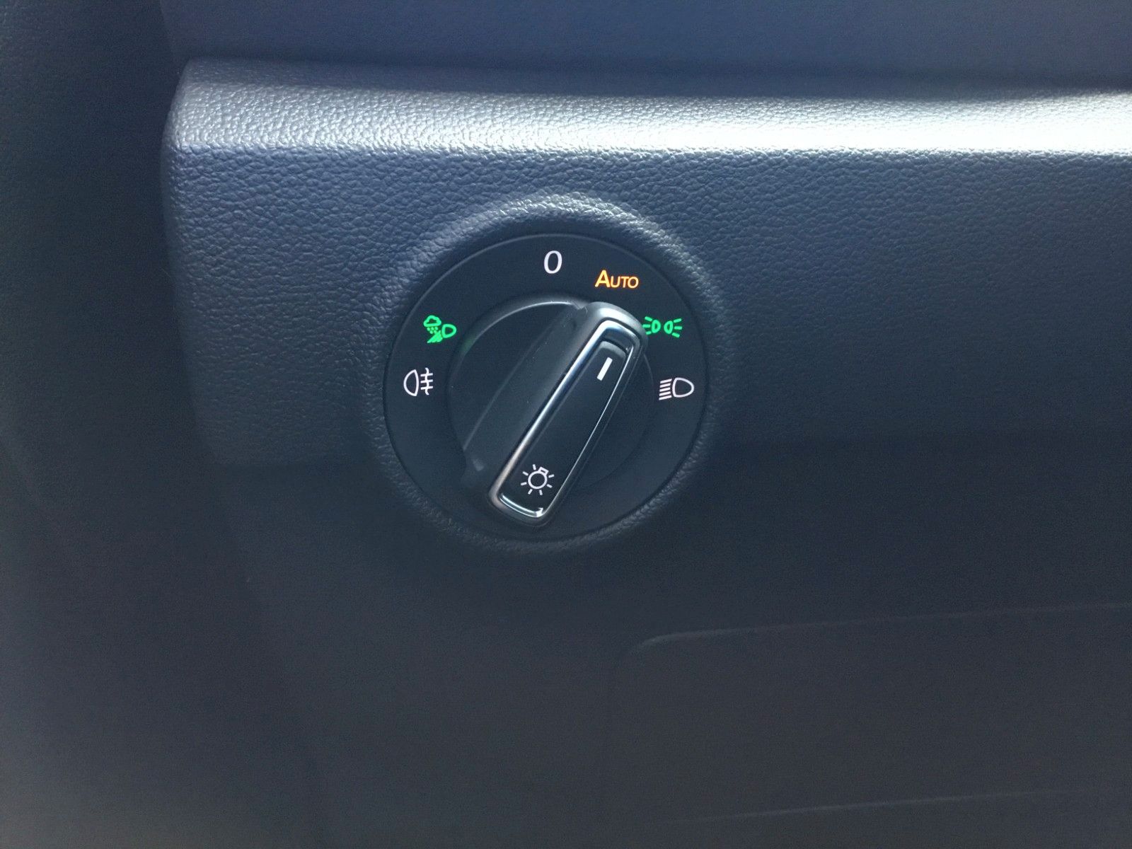 Fahrzeugabbildung Volkswagen T-Roc 1.5 TSI DSG Style+AHK+LED+ACC+17"+Kamera