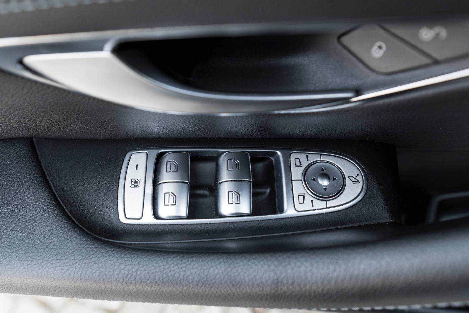 Fahrzeugabbildung Mercedes-Benz E 400 AMG 4MATIC LED KAM NAV ALC 8FACH AHK ACC