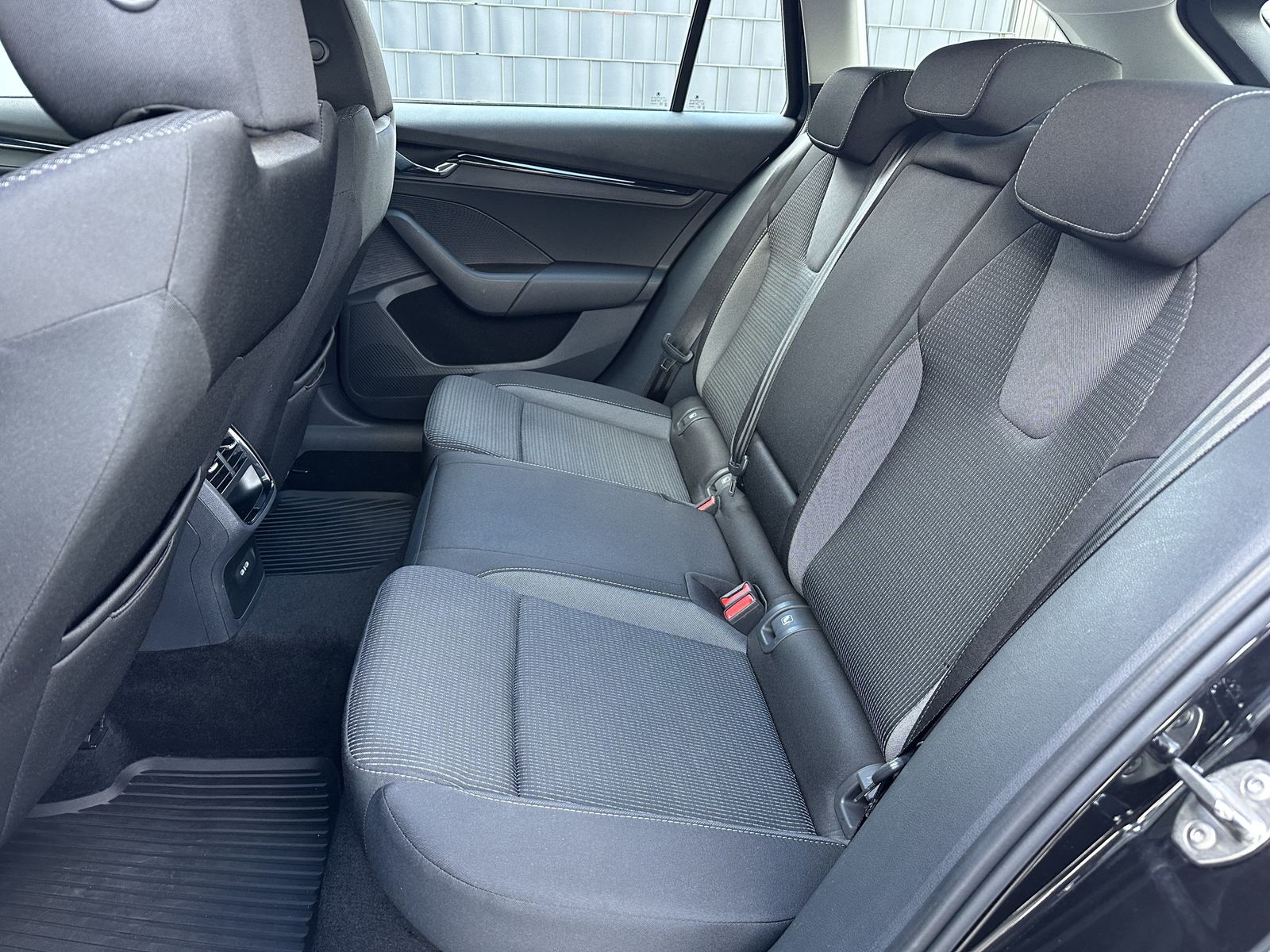 Fahrzeugabbildung SKODA Octavia 2.0 TDI DSG Ambition NAV+LED+VCOCK+LHZG