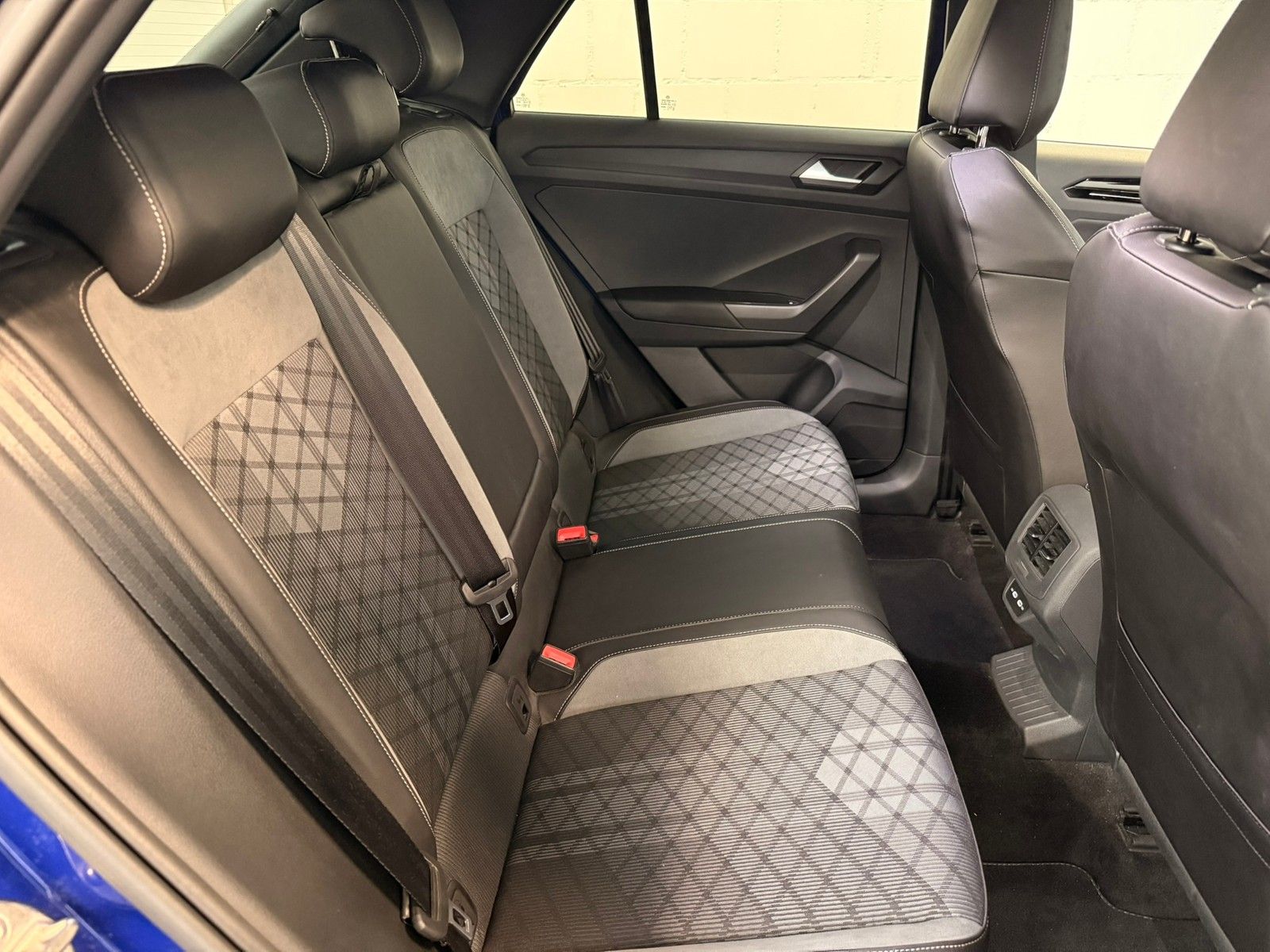 Fahrzeugabbildung Volkswagen T-Roc R-Line 1.5TSI DSG + Black Style + AHK + Ka