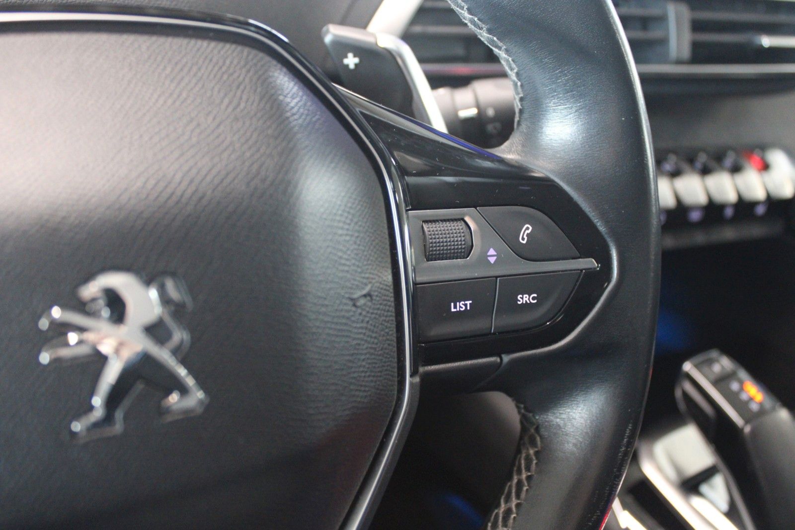 Fahrzeugabbildung Peugeot 3008 Allure Automatik AHK NAVI el.Heckklappe uvm
