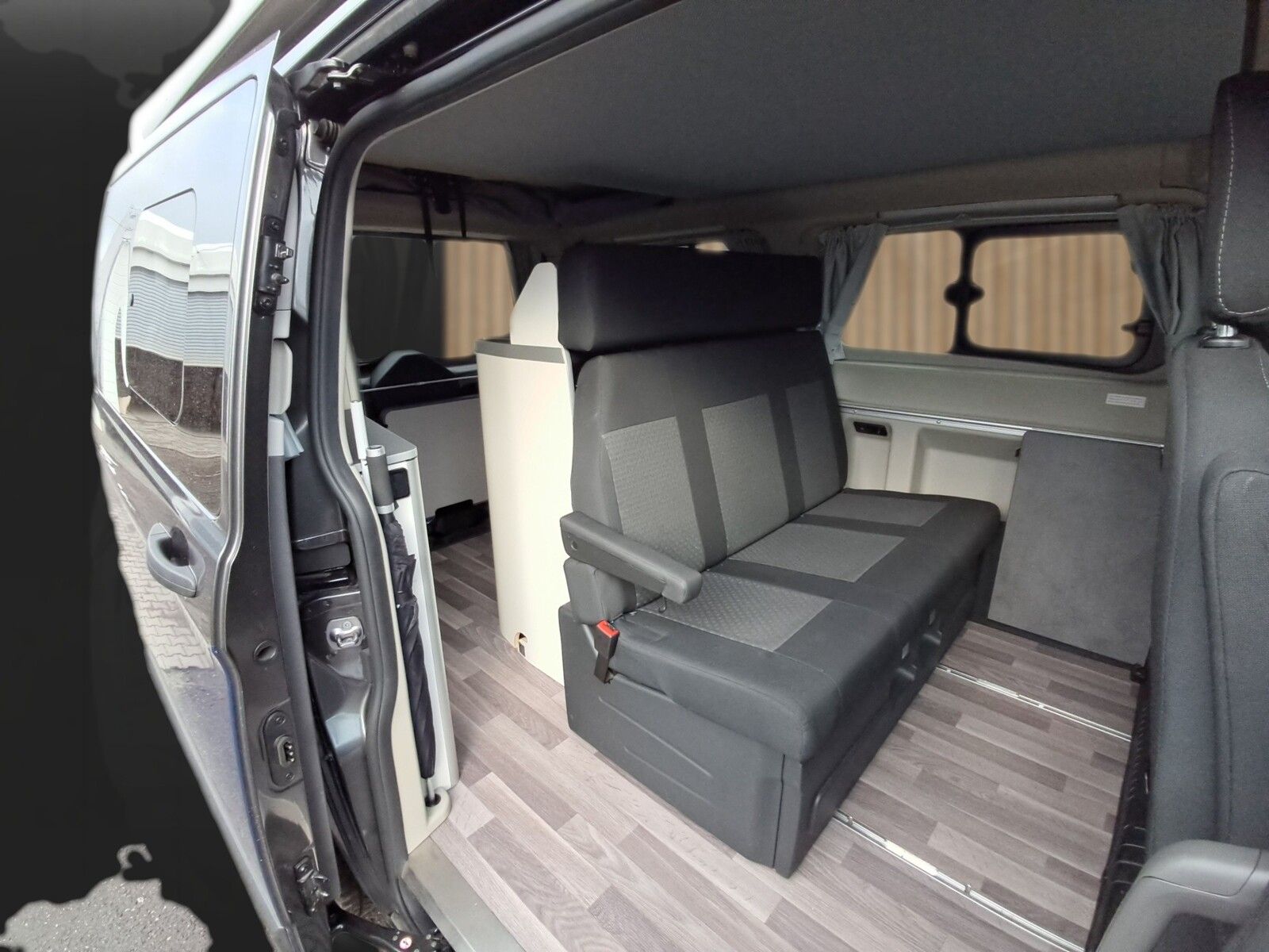 Fahrzeugabbildung Ford Nugget . Küche,AHK,RK