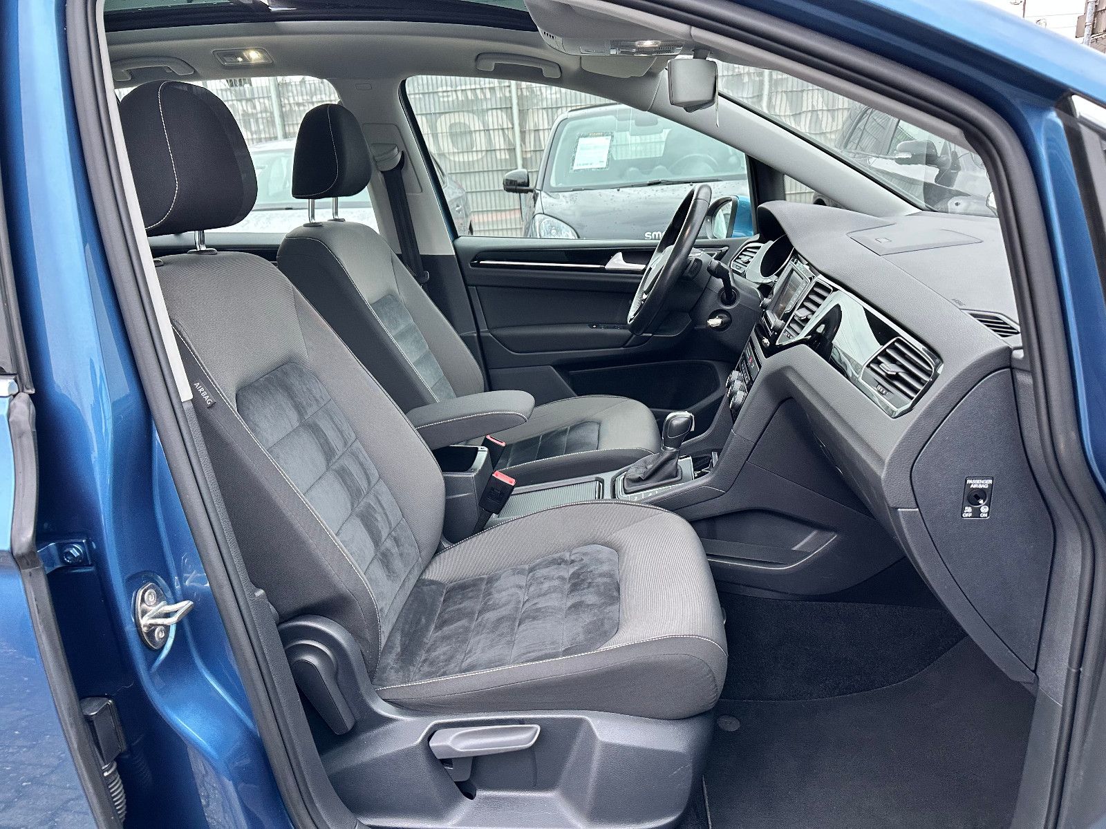 Fahrzeugabbildung Volkswagen GOLF SPORTSVAN VII HIGHLINE BMT*AHK+PANO+AUTOM.*