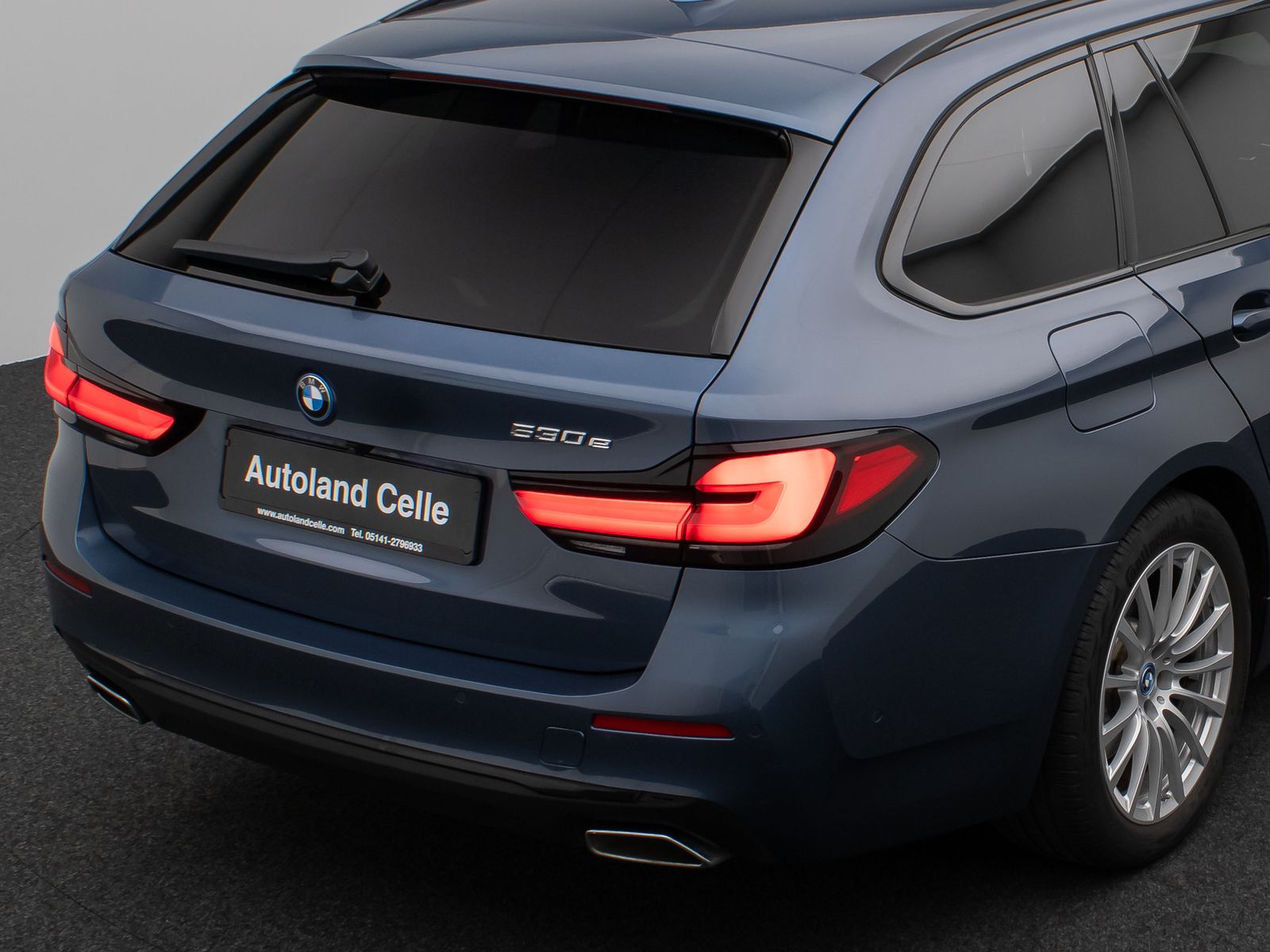 Fahrzeugabbildung BMW 530e Panorama Kamera HUD DAB HiFi Alarm Sport