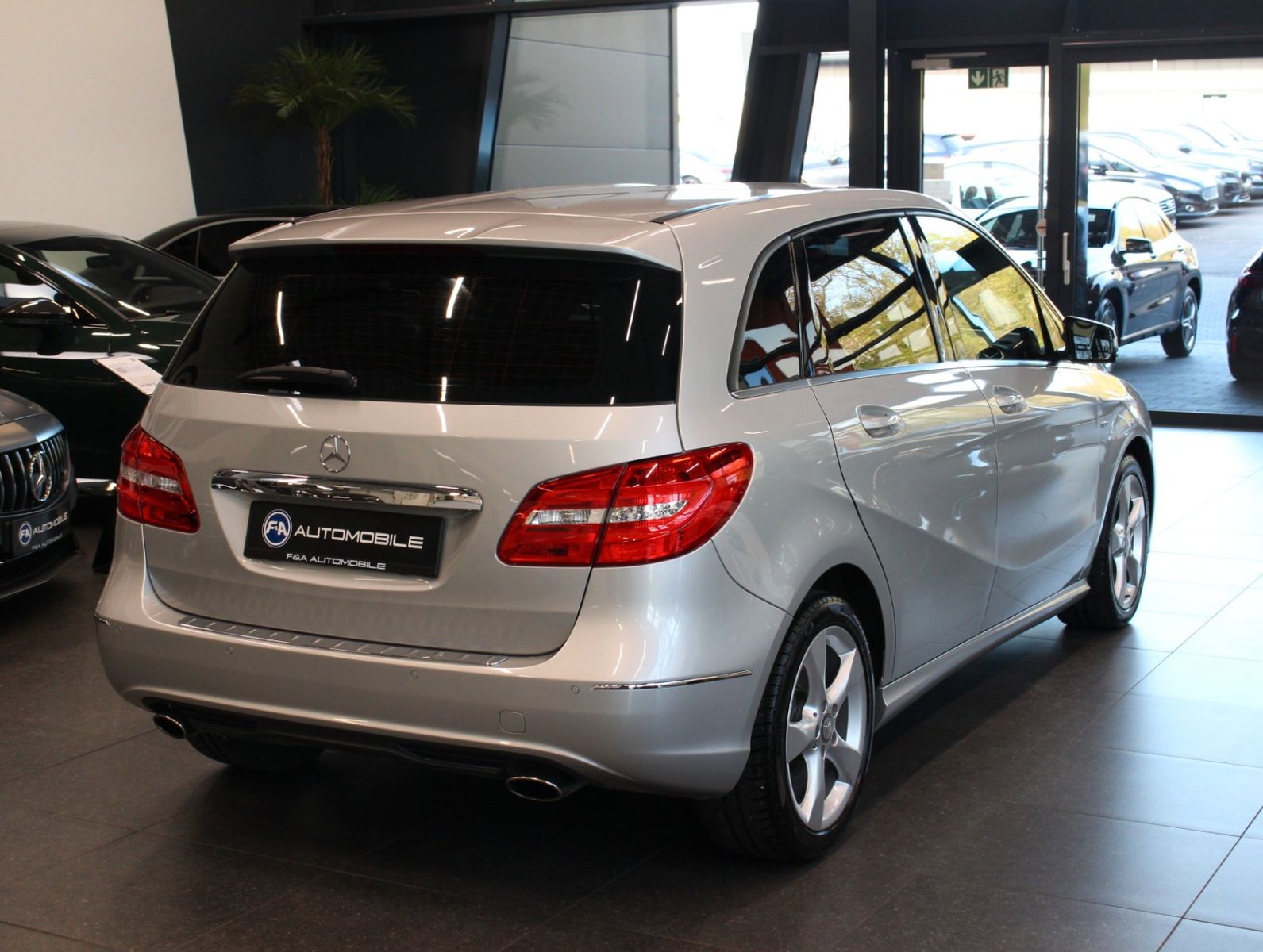 Fahrzeugabbildung Mercedes-Benz B 180 BlueEF*Sport-Paket*Navi*Bi-Xenon