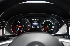 Fahrzeugabbildung Volkswagen Passat Vari. 2.0D R-LINE DSG NAVI/LED/KAMERA/AHK