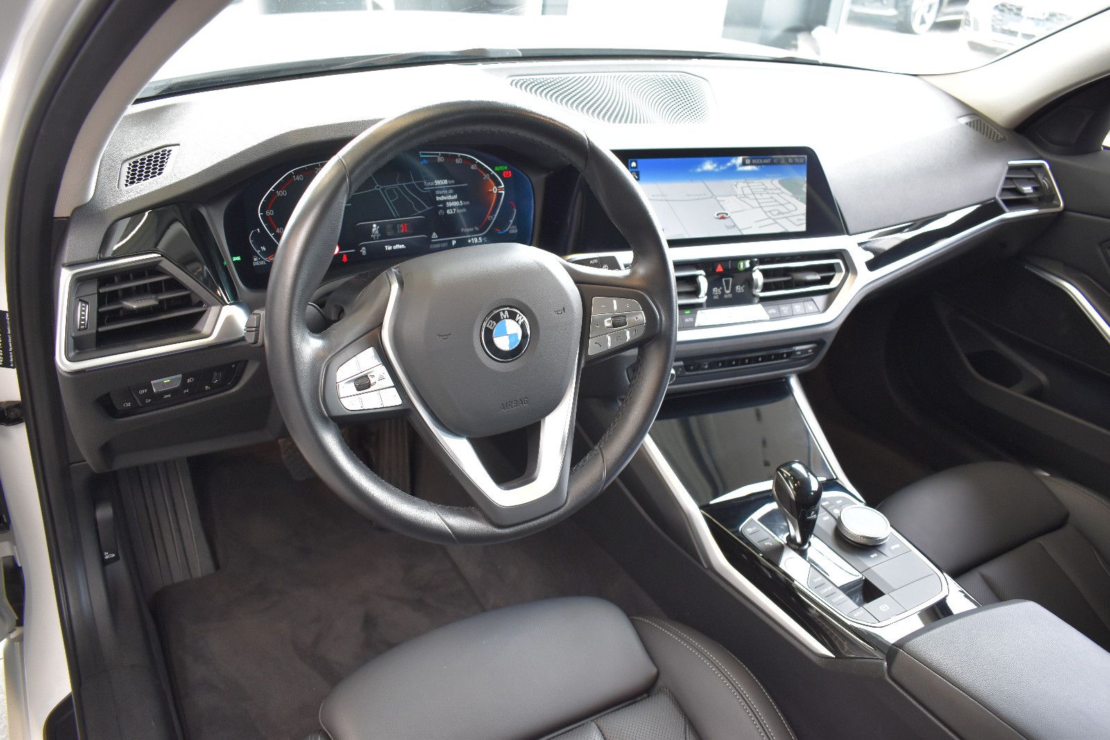 BMW 320d Touring Advantage Aut. LED~RFKam~ACC~LiveCo foto 16