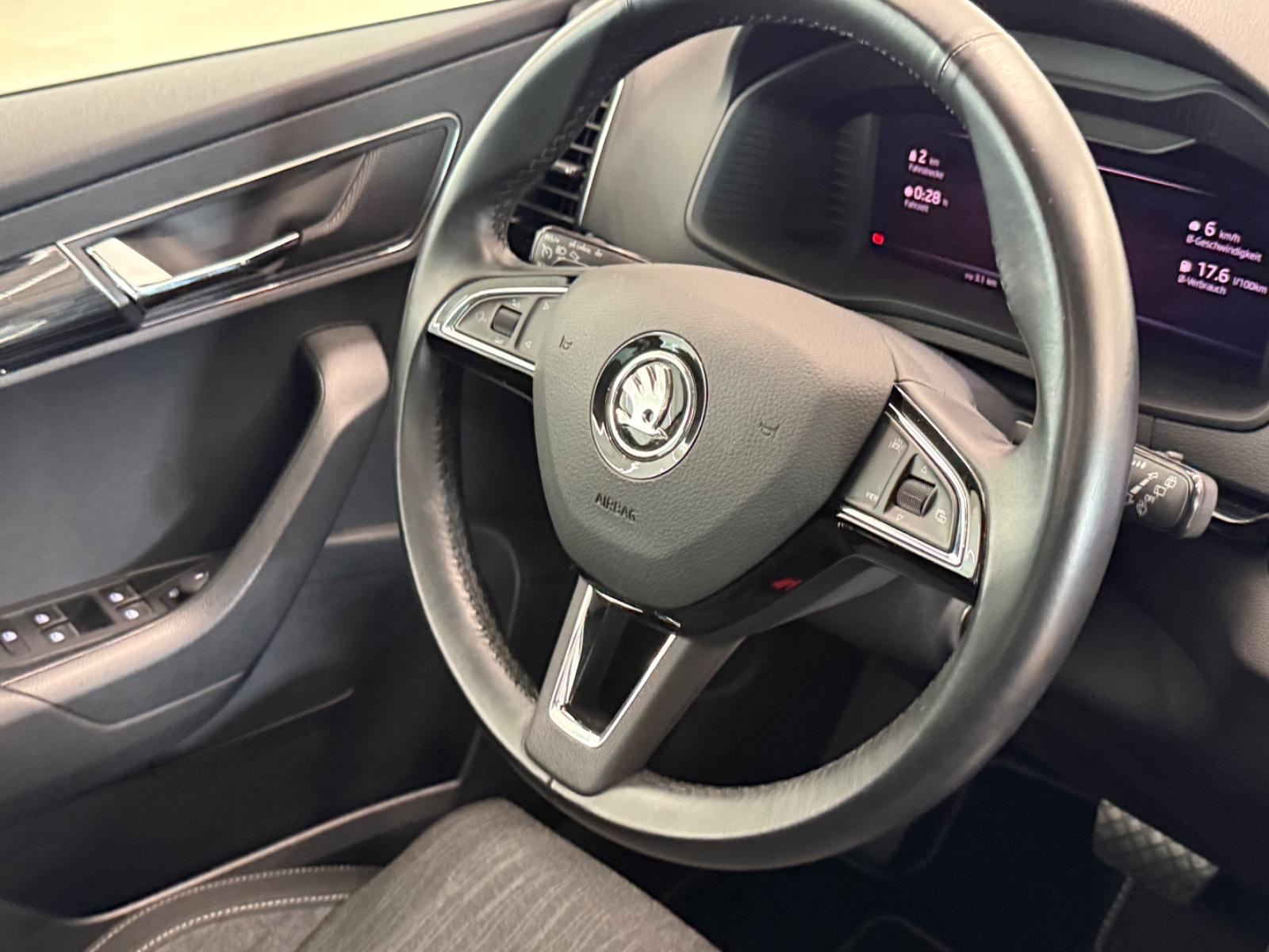 Skoda Karoq 1.6 TDI  Style DSG PANO VIRTUAL TACHO AHK