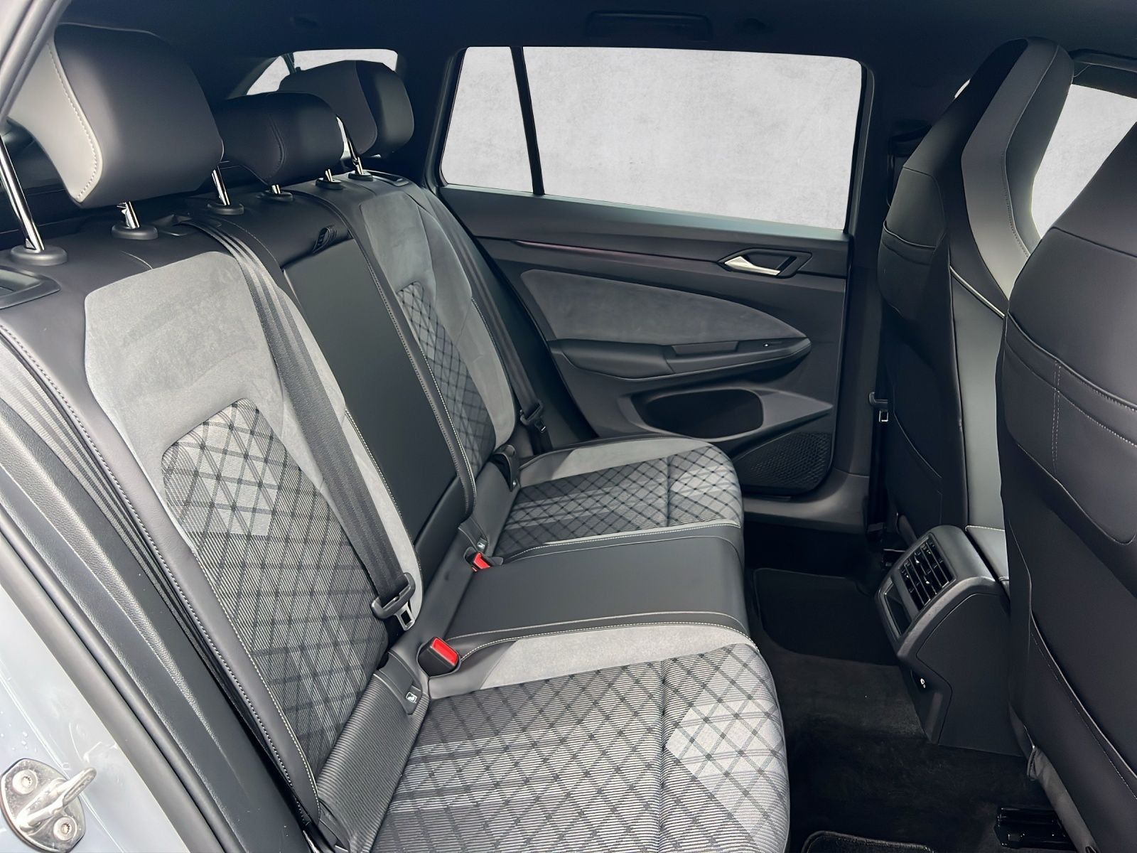 Golf VIII Variant R-Line 1.5 l eTSI DSG AHK*Navi