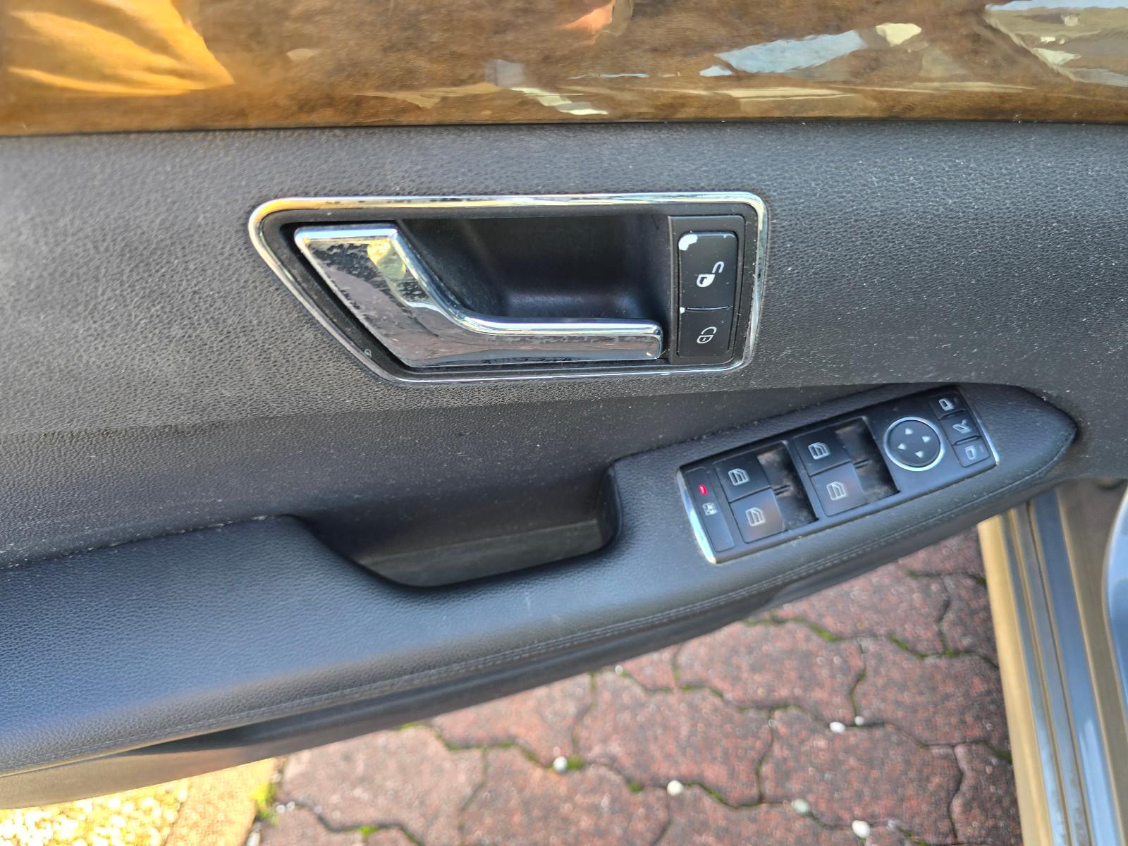 Mercedes-Benz E220 2010 — photo 11