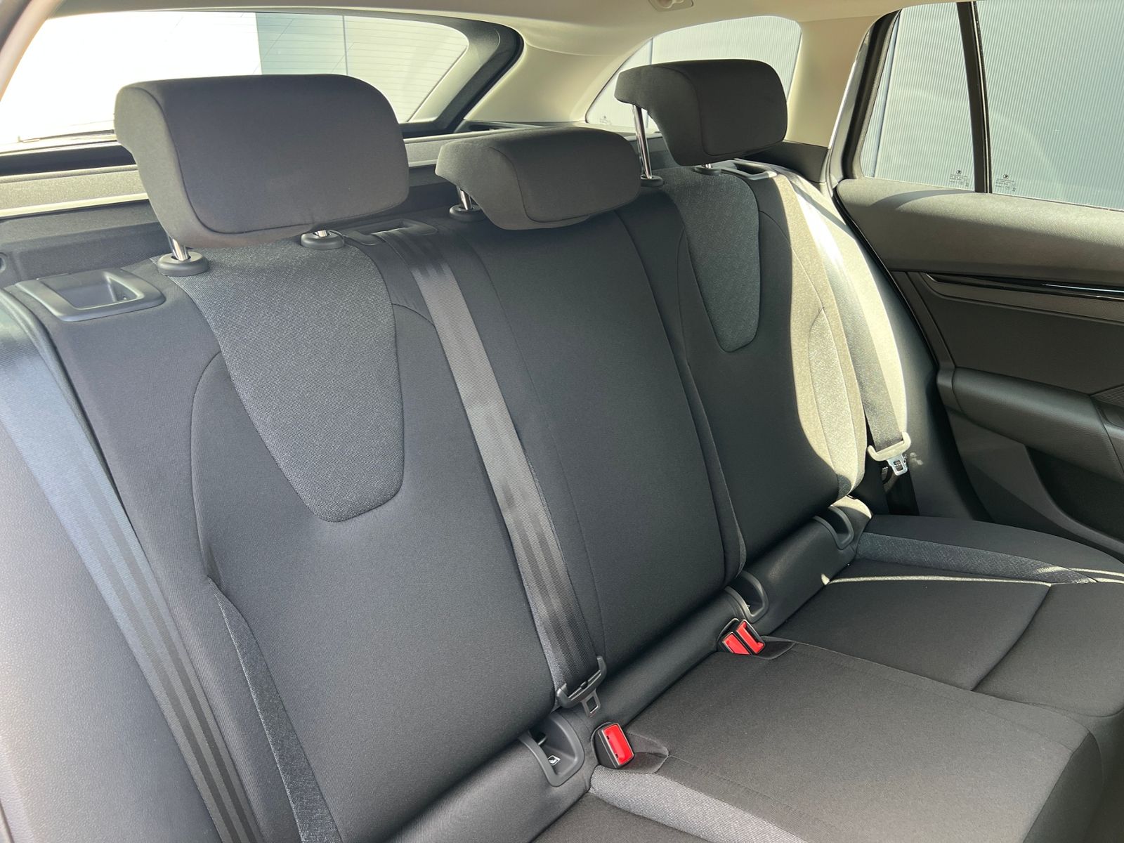 Fahrzeugabbildung SKODA Octavia Combi Essence 2.0 TDI *AHK, LED, SmartLi