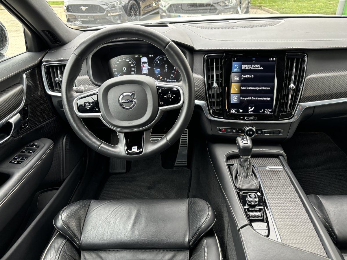 Volvo V90 (D4 R-Design Leder/Panorama/ACC/20Zoll/DAB/)