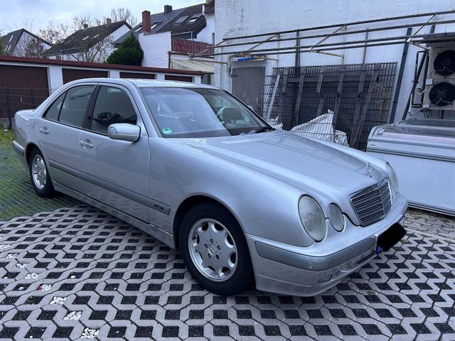 Mercedes-Benz E200 Classic 6-Gang