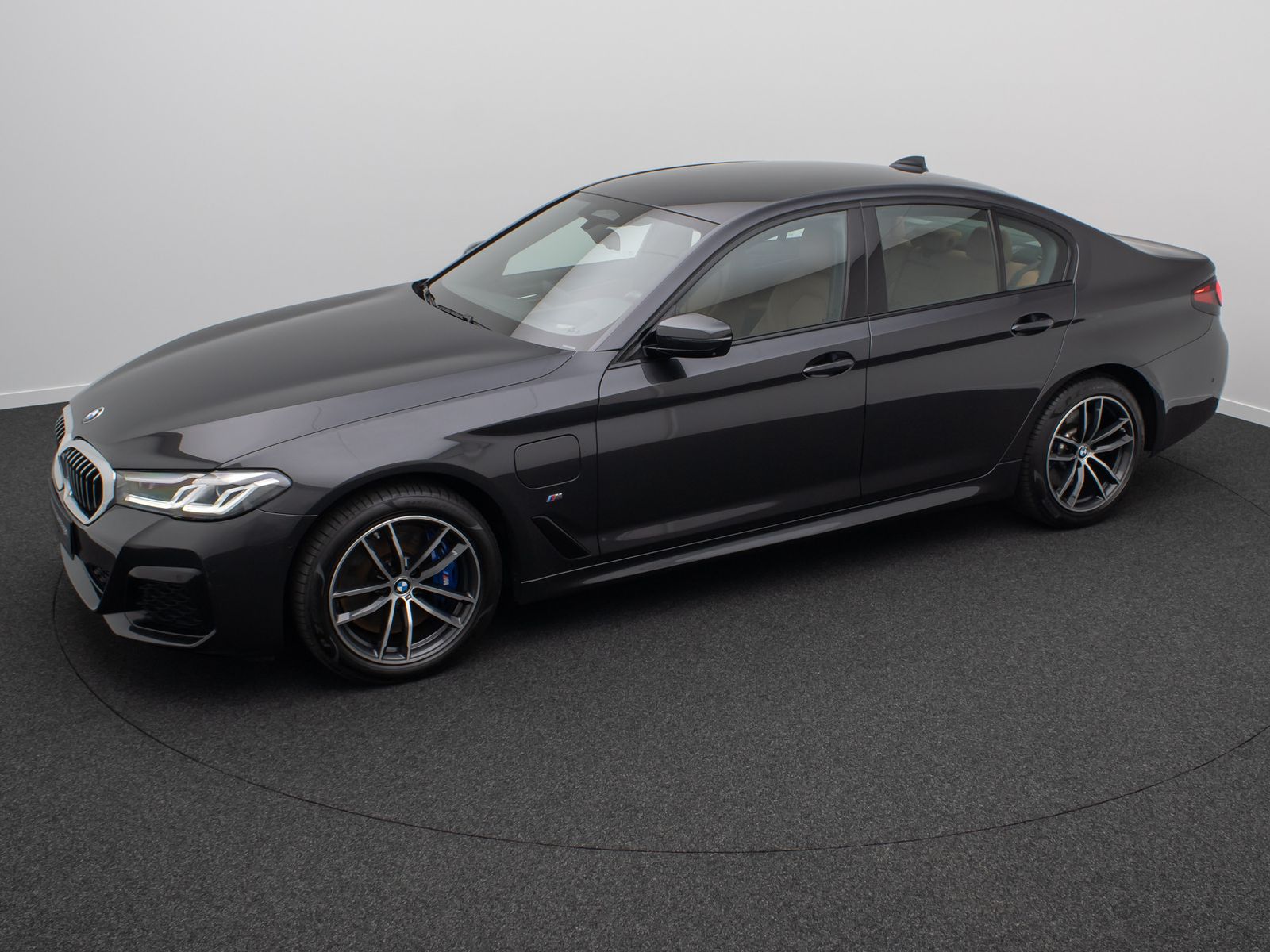 Fahrzeugabbildung BMW 545e xD M Sport 360° HUD H/K DAB AHK Komfort