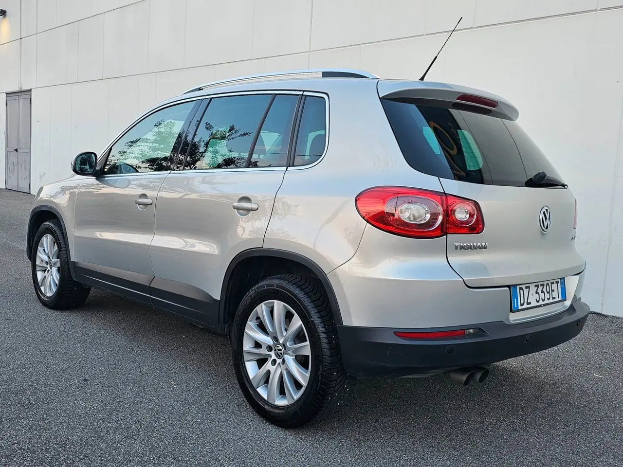Volkswagen Tiguan 2009 — interior