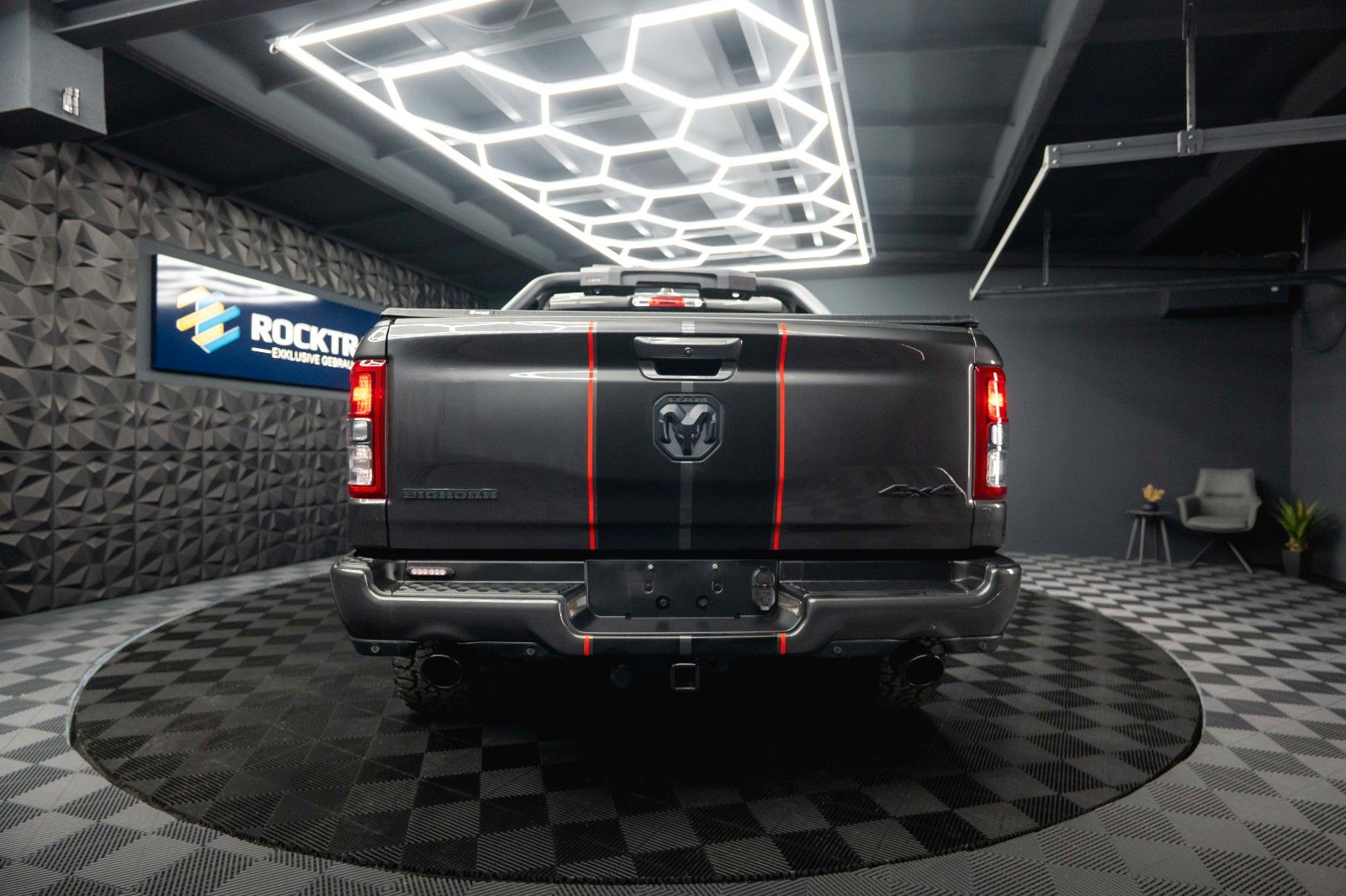 Fahrzeugabbildung Dodge RAM 5.7 V8 HEMI 4x4 OFFROAD Night-Edition *Pano*