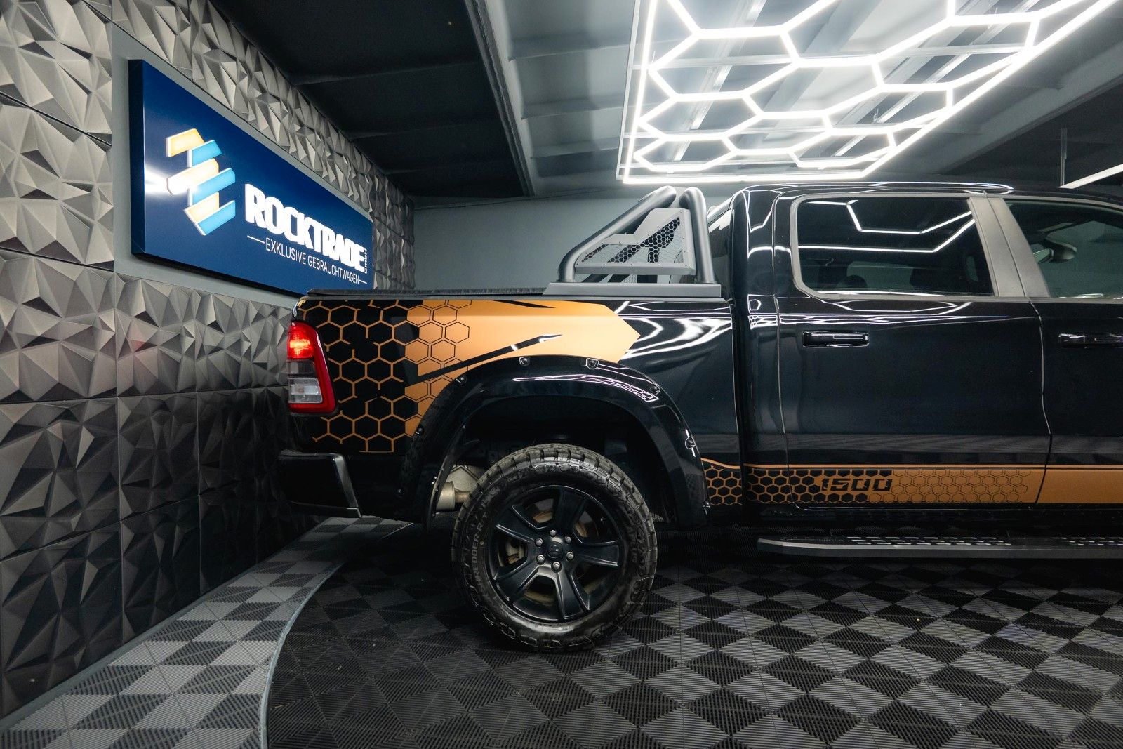 Fahrzeugabbildung Dodge RAM 5.7 V8 HEMI 4x4 Offroad Night-Edition LPG