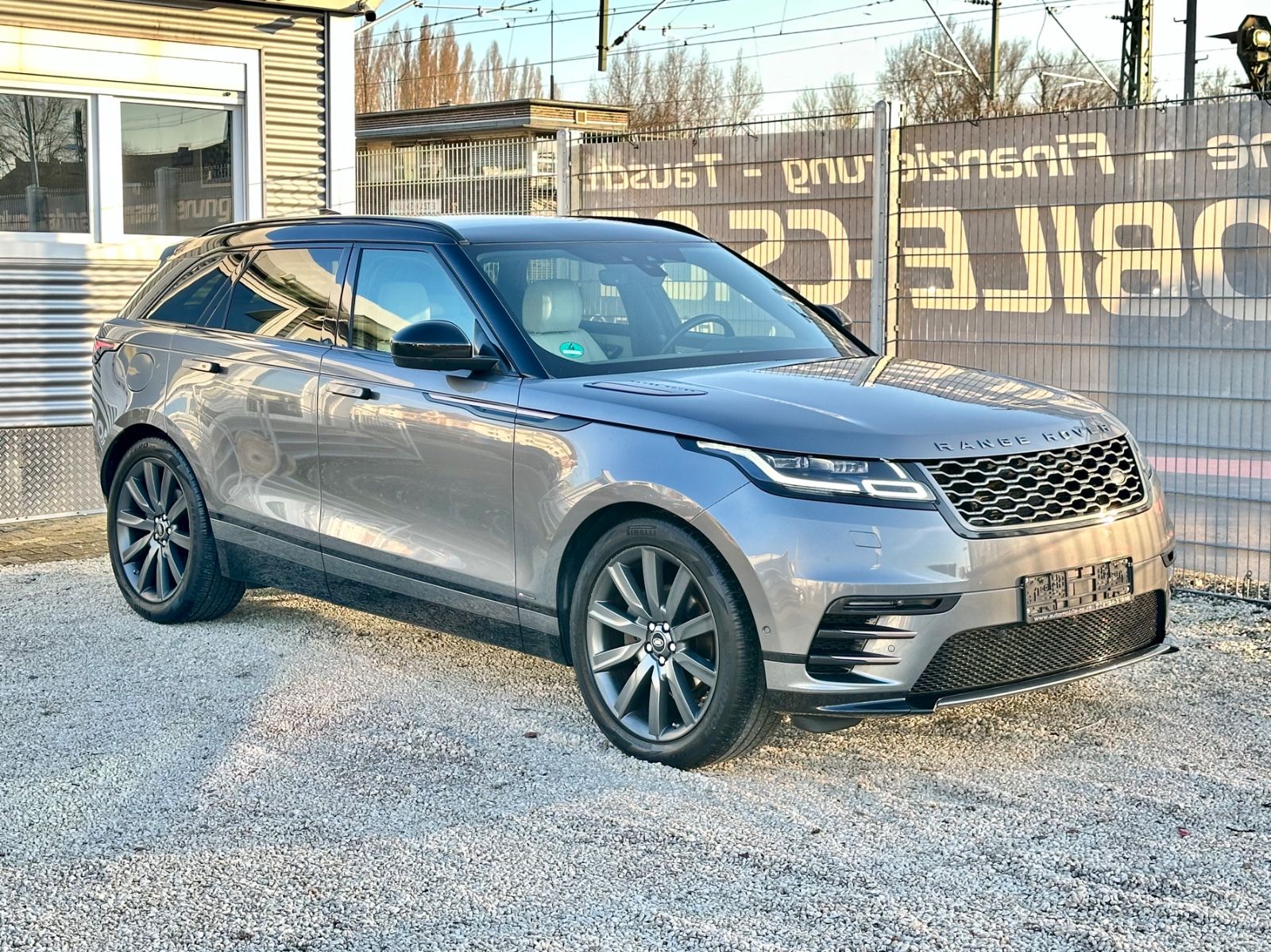 Fahrzeugabbildung Land Rover RANGE ROVER VELAR R-DYNAMIC*PANO+21`LM+MATRIX*