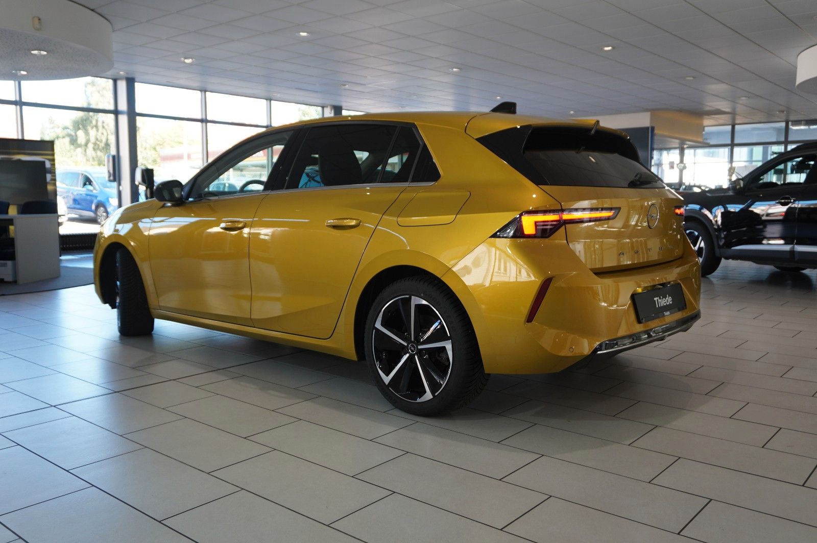 Fahrzeugabbildung Opel Astra L Lim. 1.6 HYBRID ELEGANCE NAVI/LED/SH/AHK
