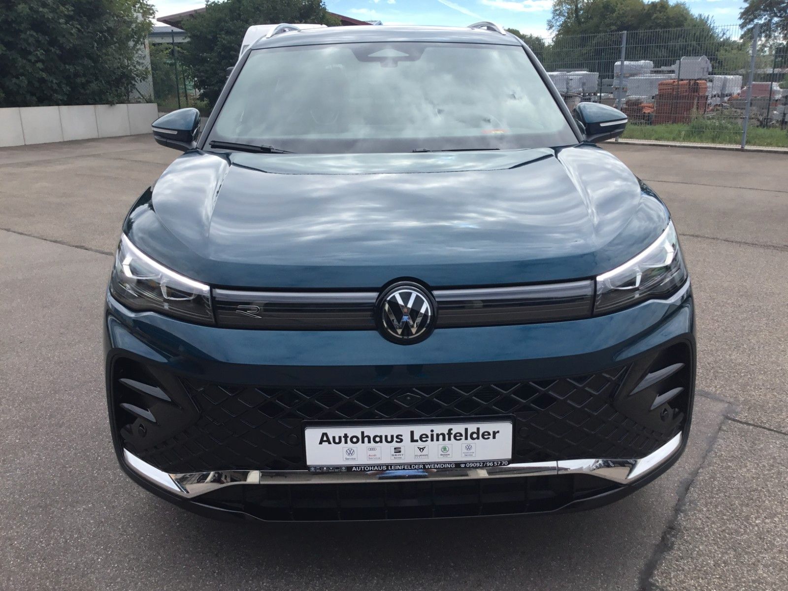 Fahrzeugabbildung Volkswagen Tiguan 2.0 TDI DSG 4M R-Line+AHK+20"+Matrix+Pano