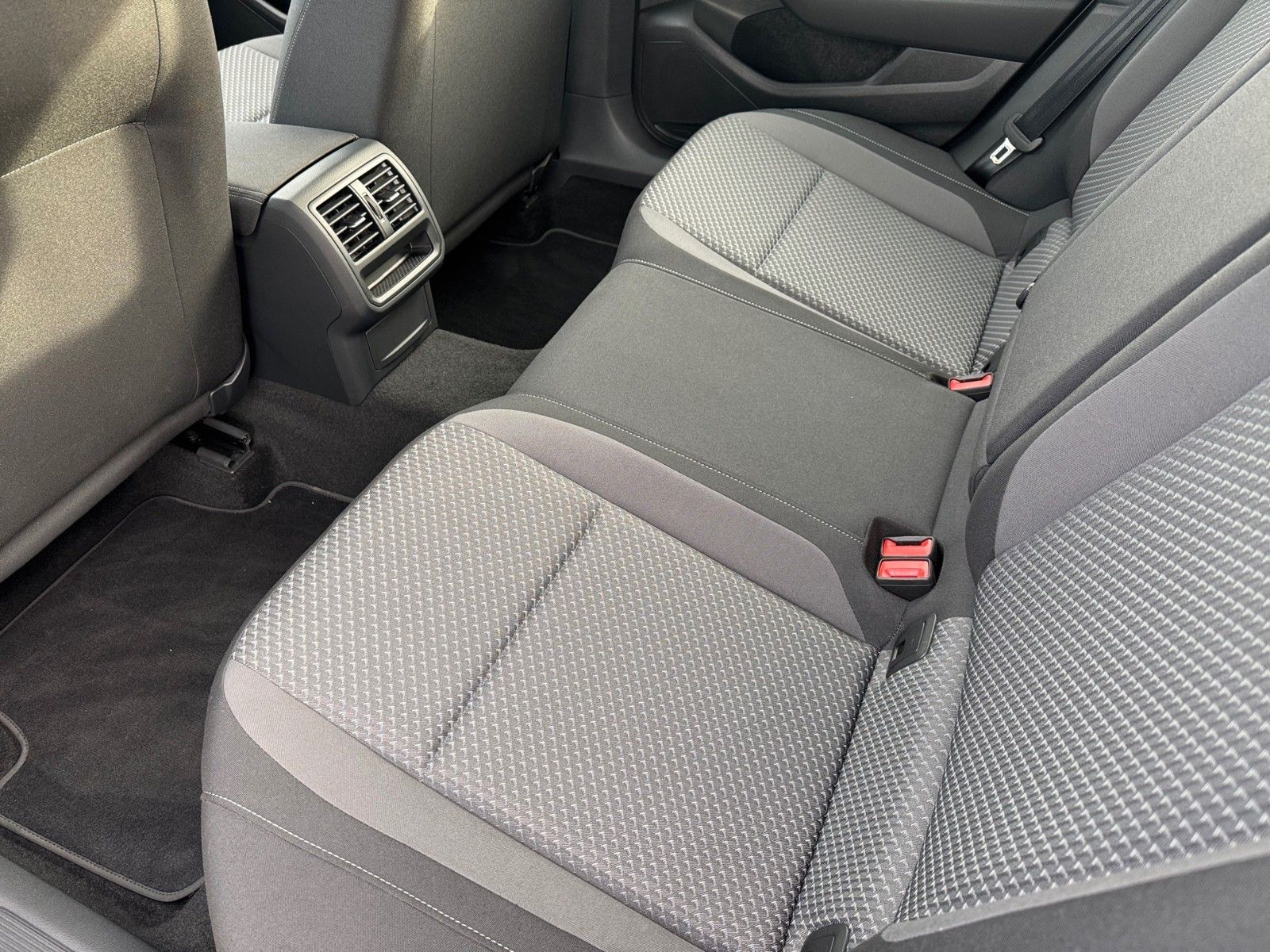 Fahrzeugabbildung Volkswagen Passat Variant Conceptline 1.5 TSI