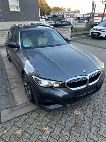 BMW 320 i Touring M Sport 1.Hd/19%MwSt/Leder/Pano14