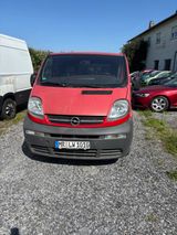 Opel VivaroPKW - Opel Vivaro mit Benzin-Antrieb