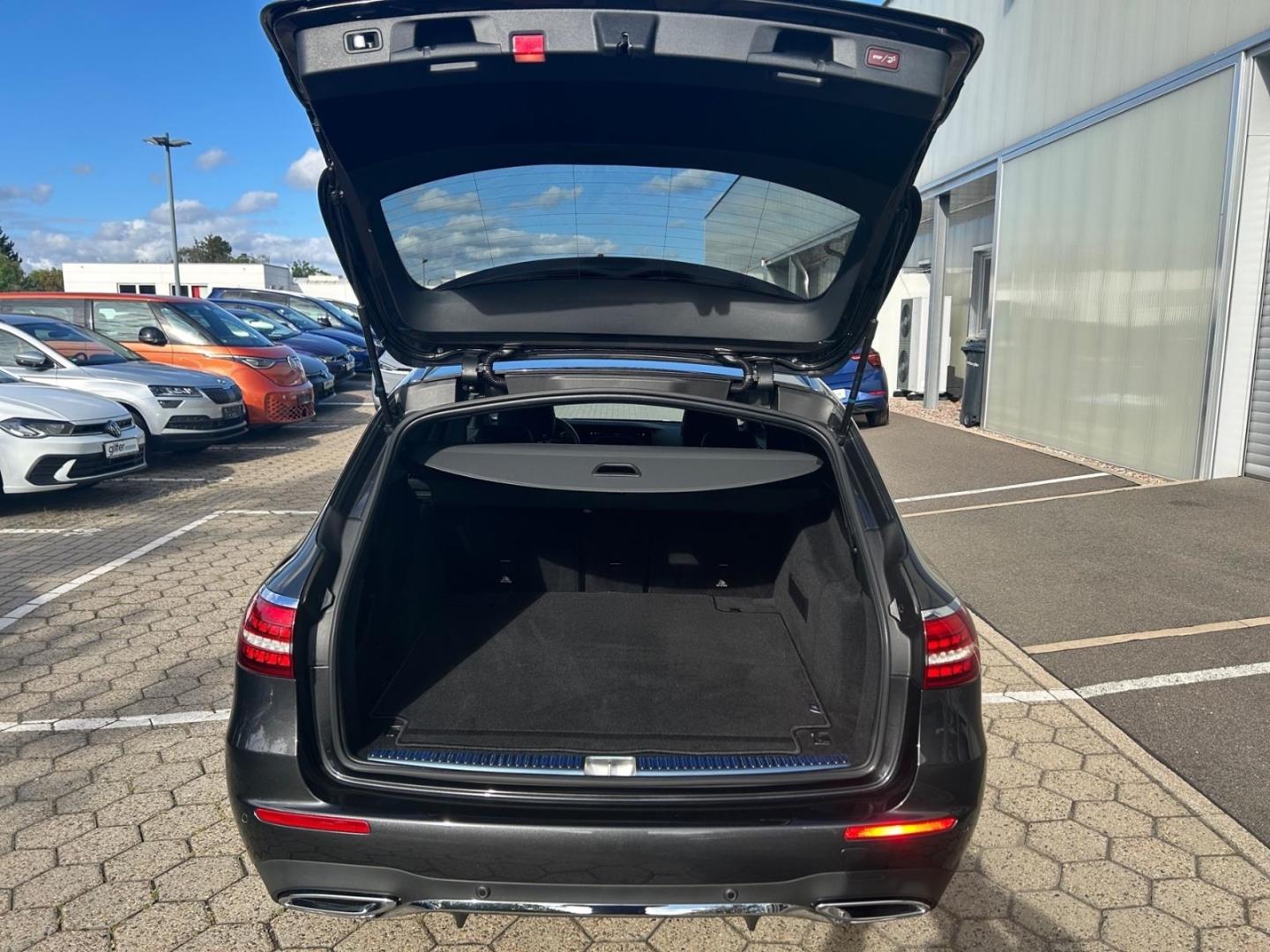 Mercedes-Benz E 220 T AMG LINE AHK PANNO LED BURMESTER BSM NAV