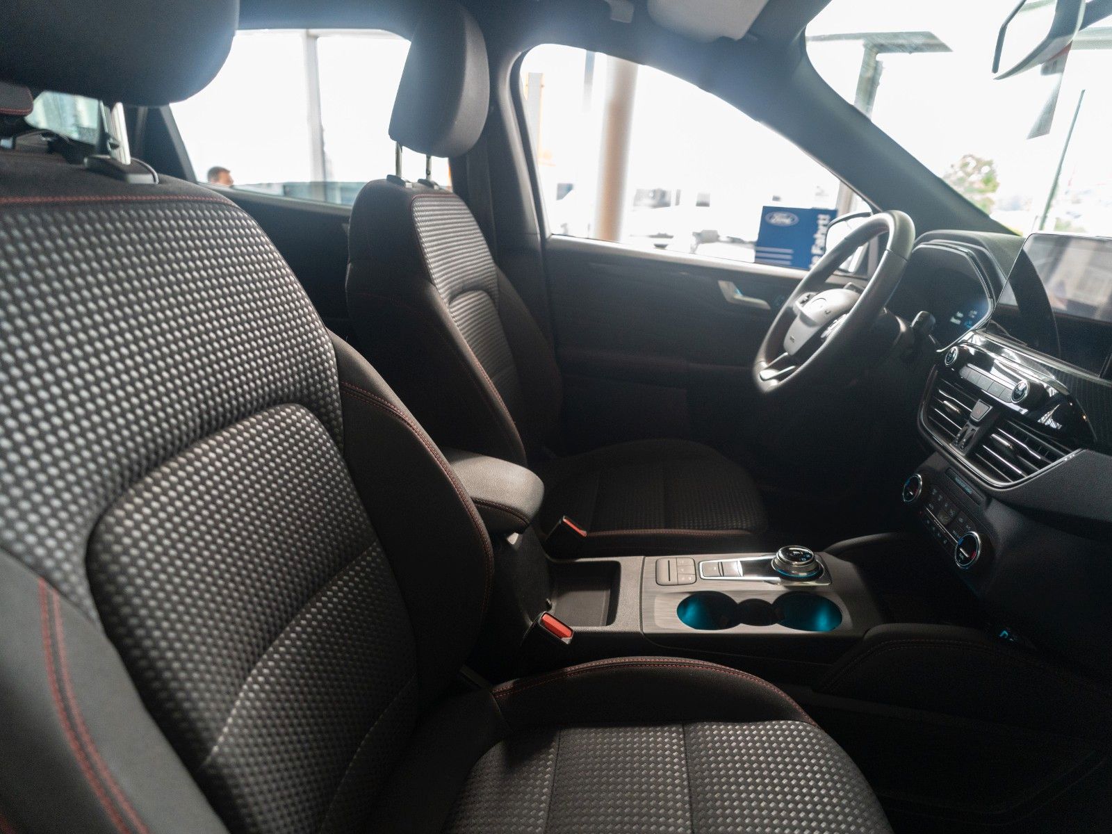 Fahrzeugabbildung Ford Kuga Plug-In Hybrid ST-Line AUTOM./WINTER-P./DAB