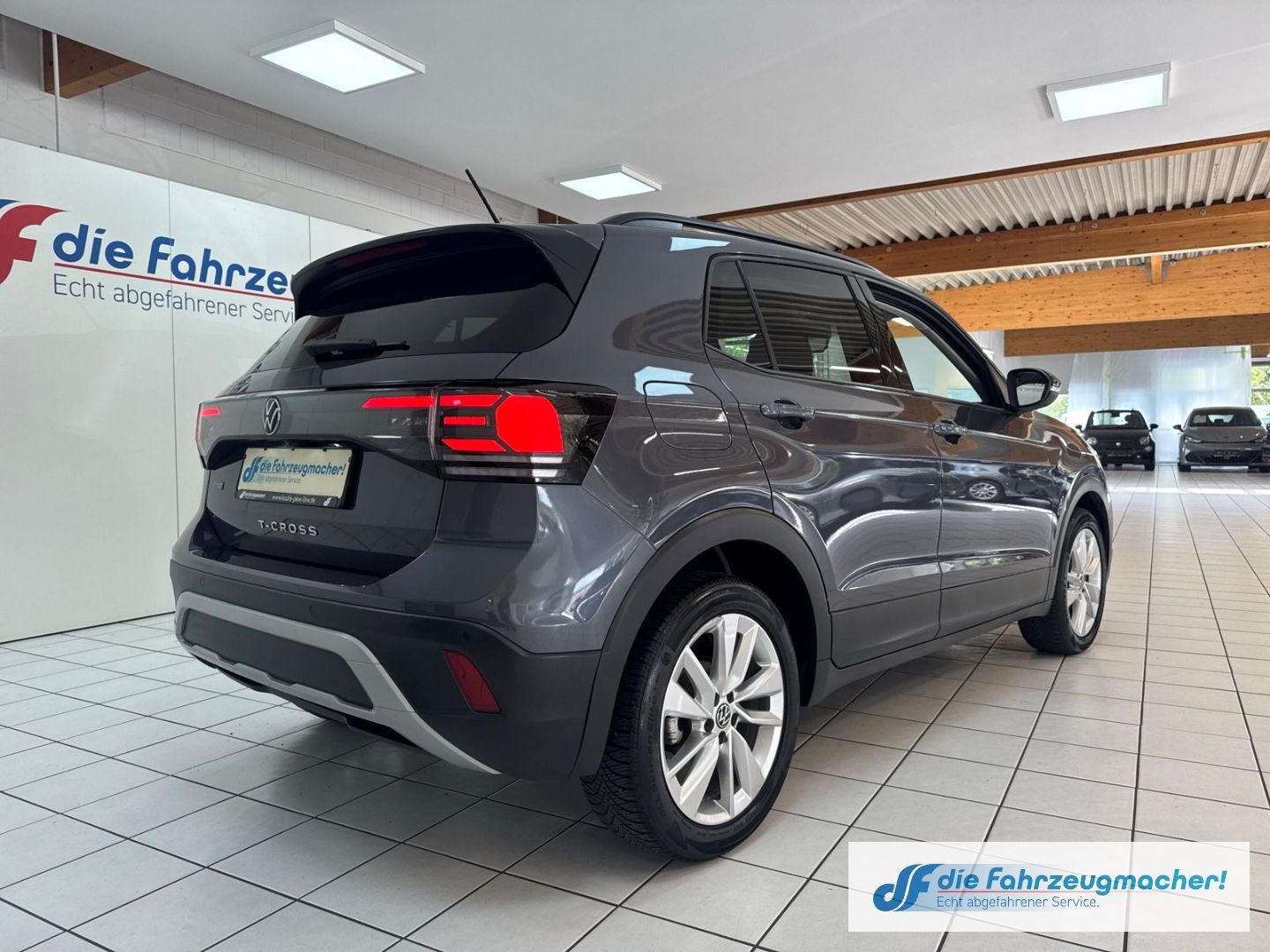 Fahrzeugabbildung Volkswagen T-Cross 1.0 TSI 85 kW Life Digitales Cockpit LED