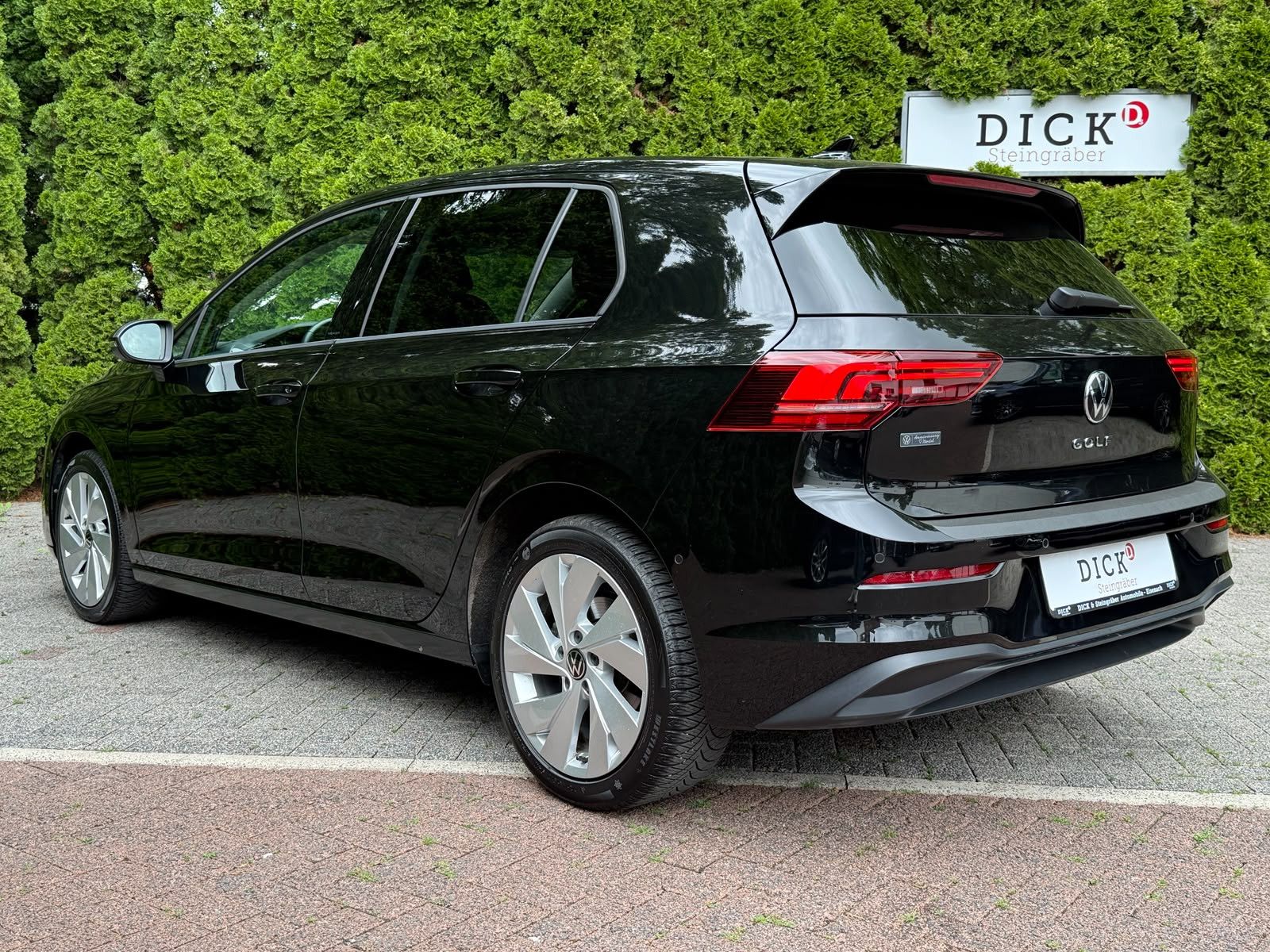 Fahrzeugabbildung Volkswagen Golf 2.0 TDI DSG LIFE LED+KAM+ACC+SHZ+CARPL+AMBI