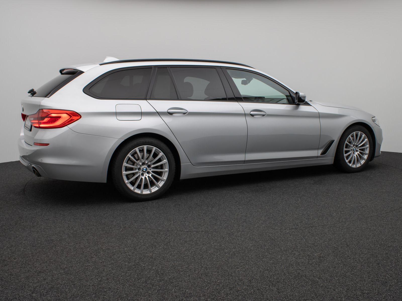 Fahrzeugabbildung BMW 520d  Sport Line HUD HiFi PDC Alarm DisplayKey