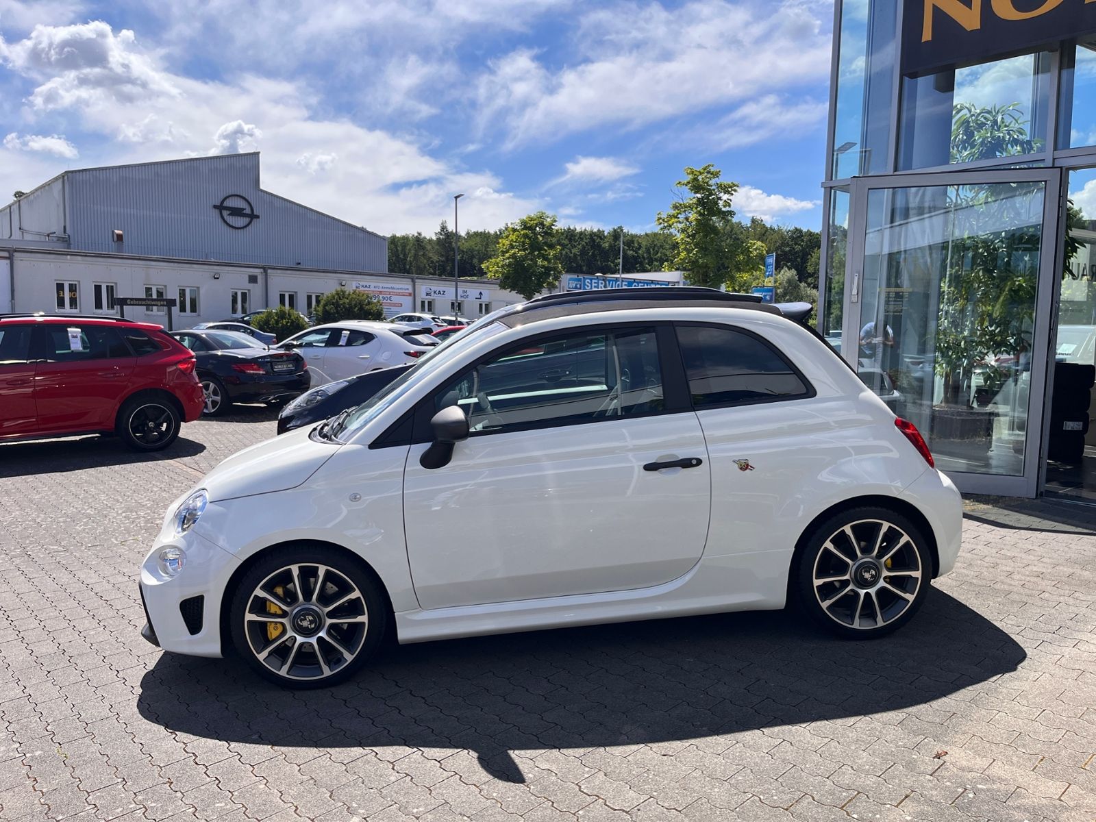 Fahrzeugabbildung Abarth 695C Turismo  LEDER NAV DAB PDC