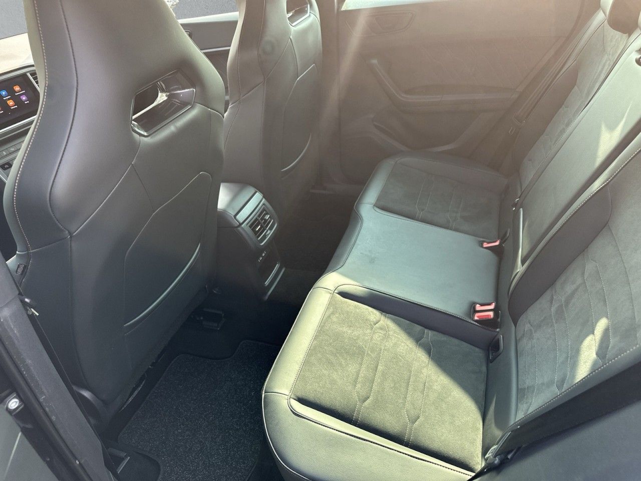 Fahrzeugabbildung CUPRA Ateca 2.0 TSI 221 kW (300 PS) 7-Gang DSG 4Drive - mit KI generiert/bearbeitet
