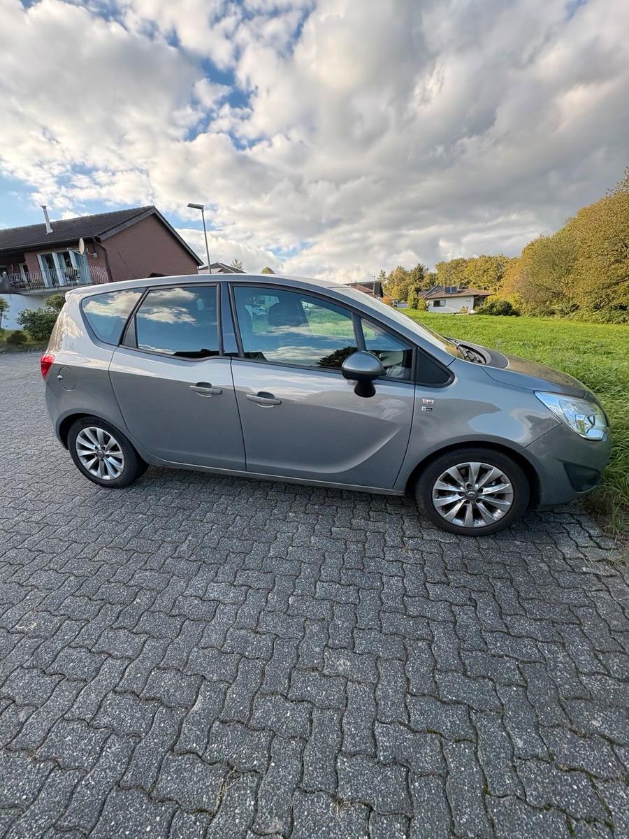 Opel Meriva 2012 — вигляд ззаду