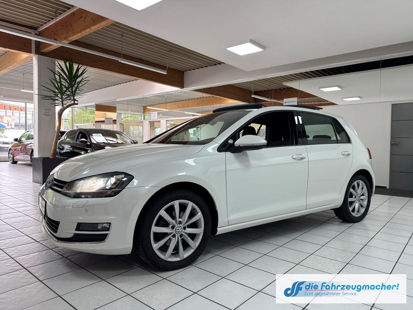 Fahrzeugabbildung Volkswagen Golf 1,4 150PS Highline R-Line Sportpaket Pano X