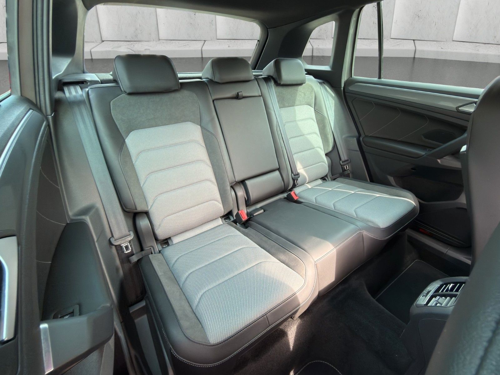 Fahrzeugabbildung Volkswagen Tiguan Highline R-Line 4Motion DSG*ACC*LED*SHZ**