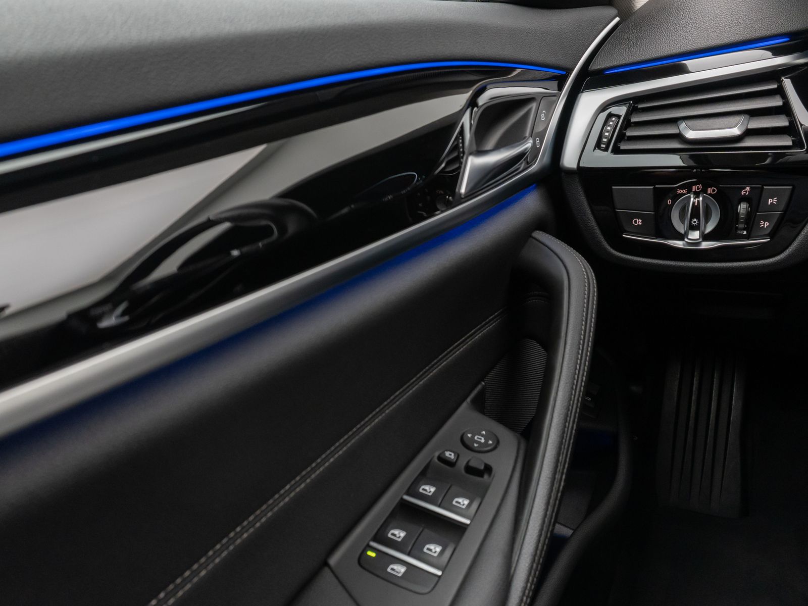 Fahrzeugabbildung BMW 520d Kamera Laser HUD DAB HiFi Stop&Go AHK Sport