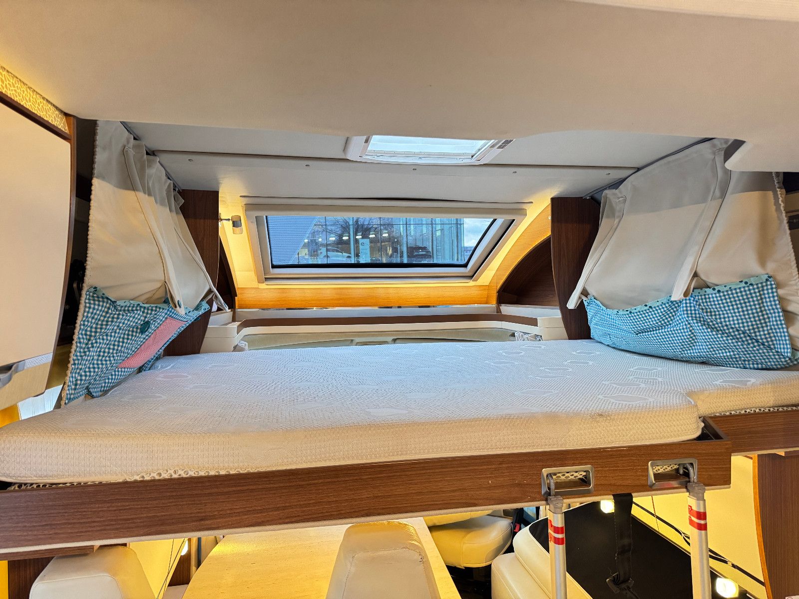 Fahrzeugabbildung Eura Mobil PROFILA RS 670 SB SAT HUBBETT LOUNGE PAKET LEDER