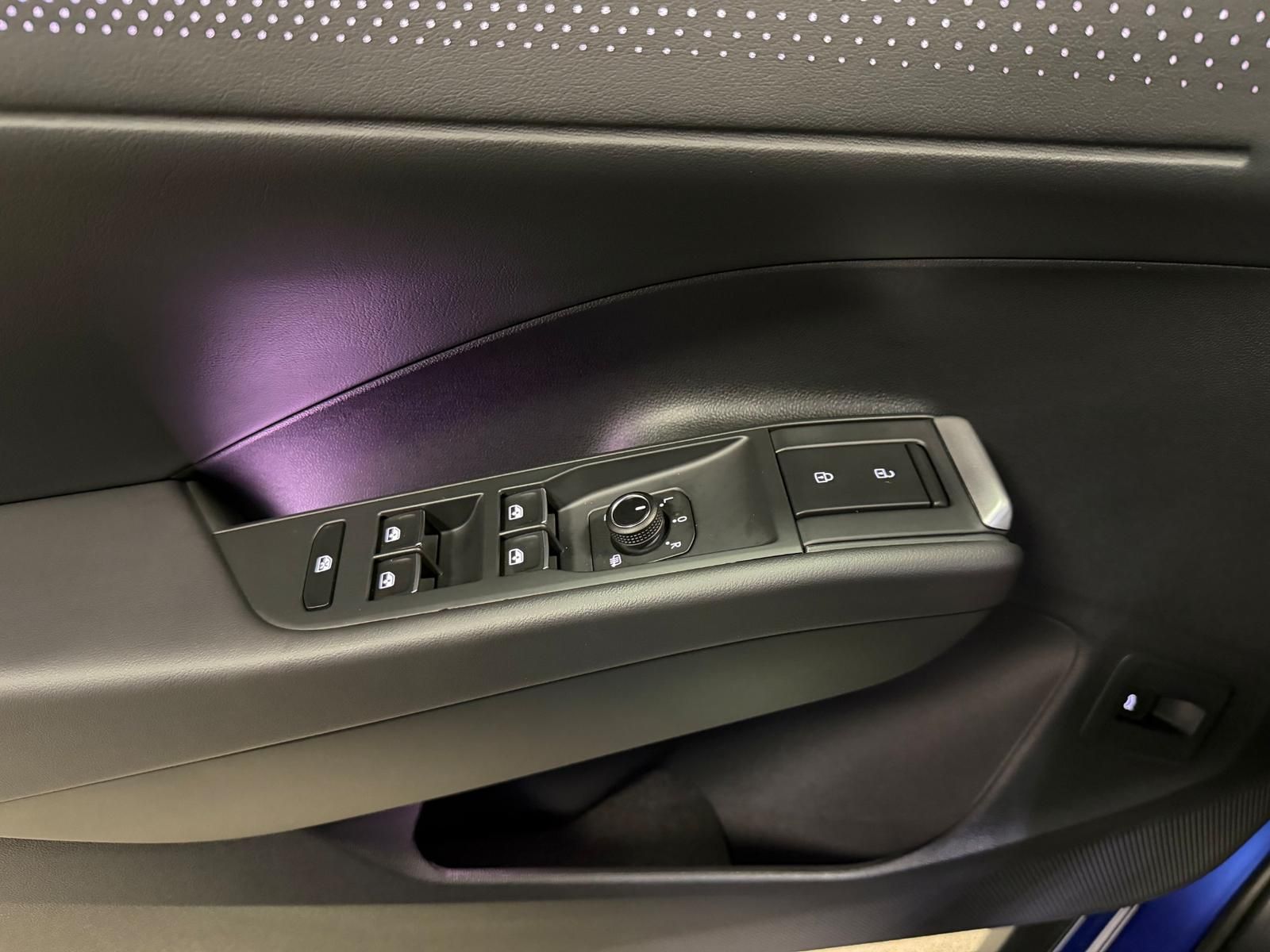 Fahrzeugabbildung Volkswagen T-Roc 1.5 eTSI DSG R-Line+AHK+ACC+TOTWINKEL+RFK+