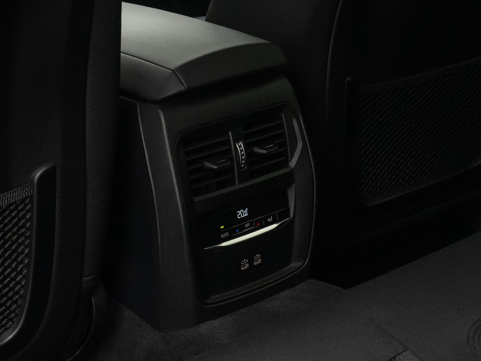 Fahrzeugabbildung BMW 318i GeschwindigReg DAB Alarm PDC LED CockpitPro