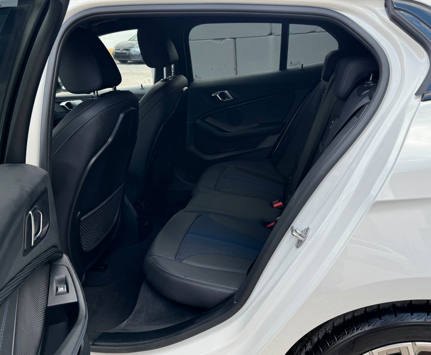 Fahrzeugabbildung BMW 118i F40 M Sport LED PDC Temp HiFi Navi LCProf.