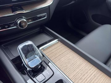 Volvo XC60 T6 Plug-In Hybrid AWD Facelift Plus Dark