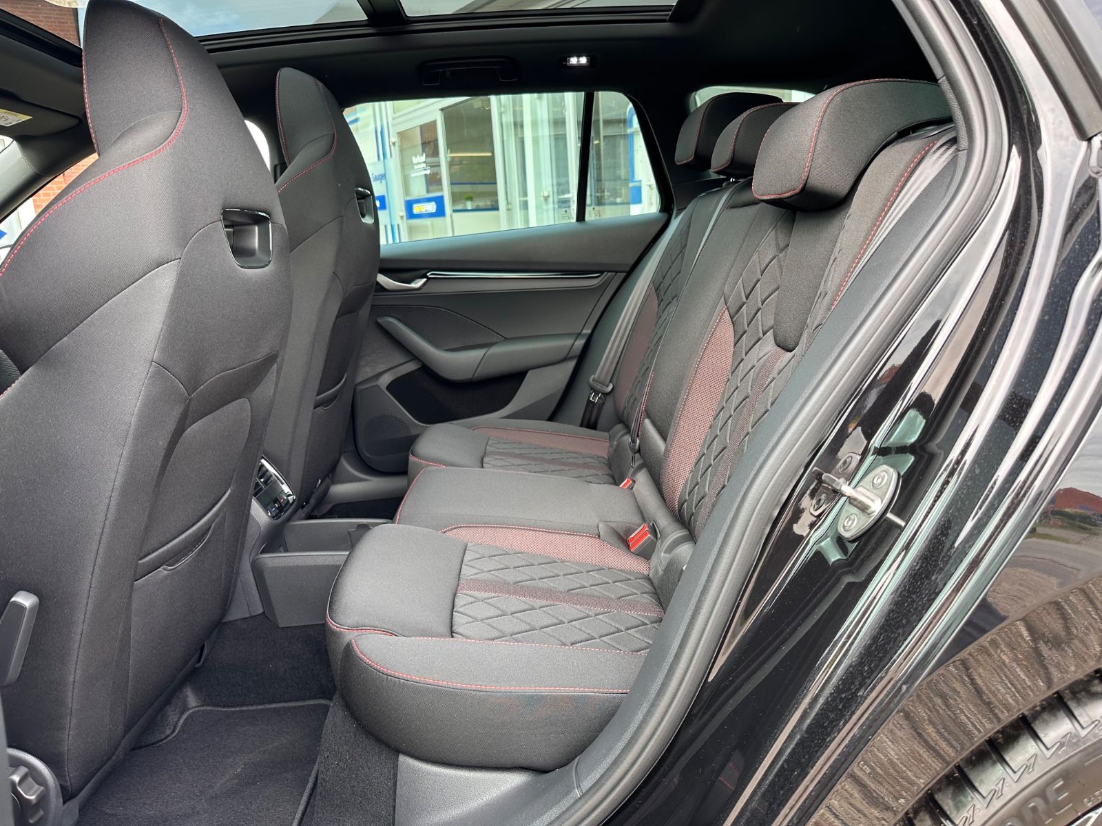 Fahrzeugabbildung SKODA Octavia RS Combi 2.0 TSI Pano/360°/Matrix/ACC
