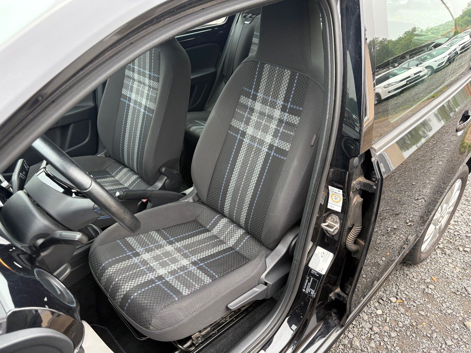 Fahrzeugabbildung Volkswagen up! 1.0 club up! Navi SHZ Klima 2.HD SCHECKHEFT